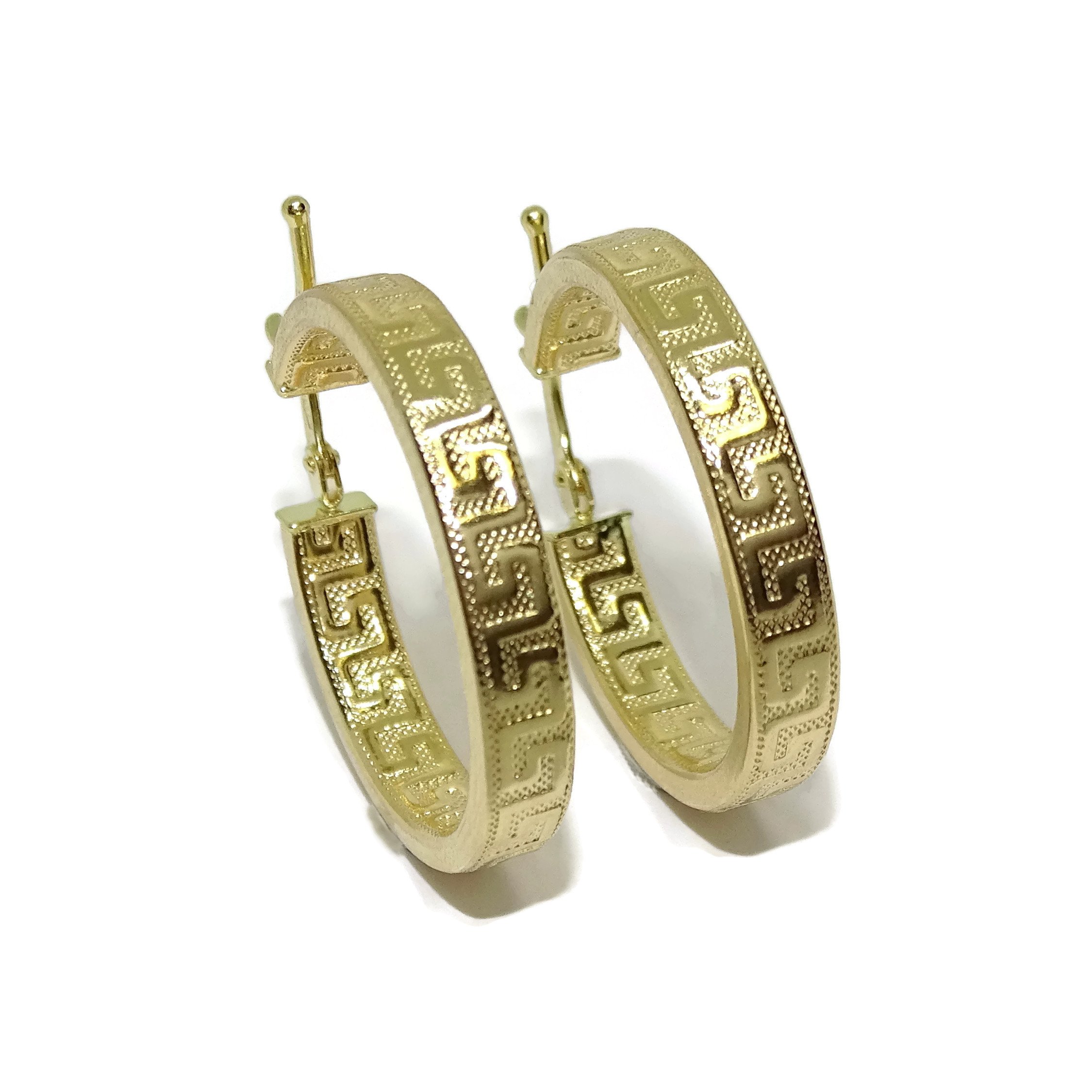 Orecchini a cerchio in oro giallo 18 k con greca, design tubolare schiacciato da 4 mm e 2,2 cm di diametro esterno Chiusura facile a scatto. Peso: 2 g d’oro 18 carati.