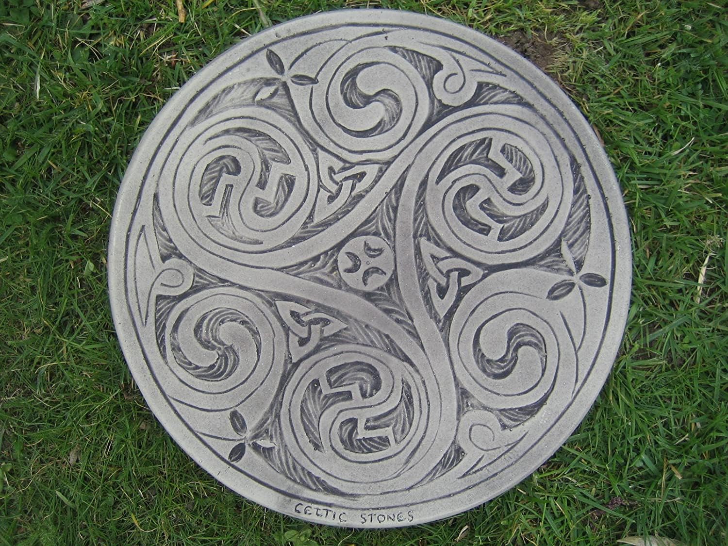 Neilsstonecraft Earthy Tones (E.g., Brown, Grey, Green) Celtic Triskele Stepping Stone Garden Ornament – Decorative Garden Path Stone 27Cm For Lawn, Patio Or Border – Outdoor Garden Decor