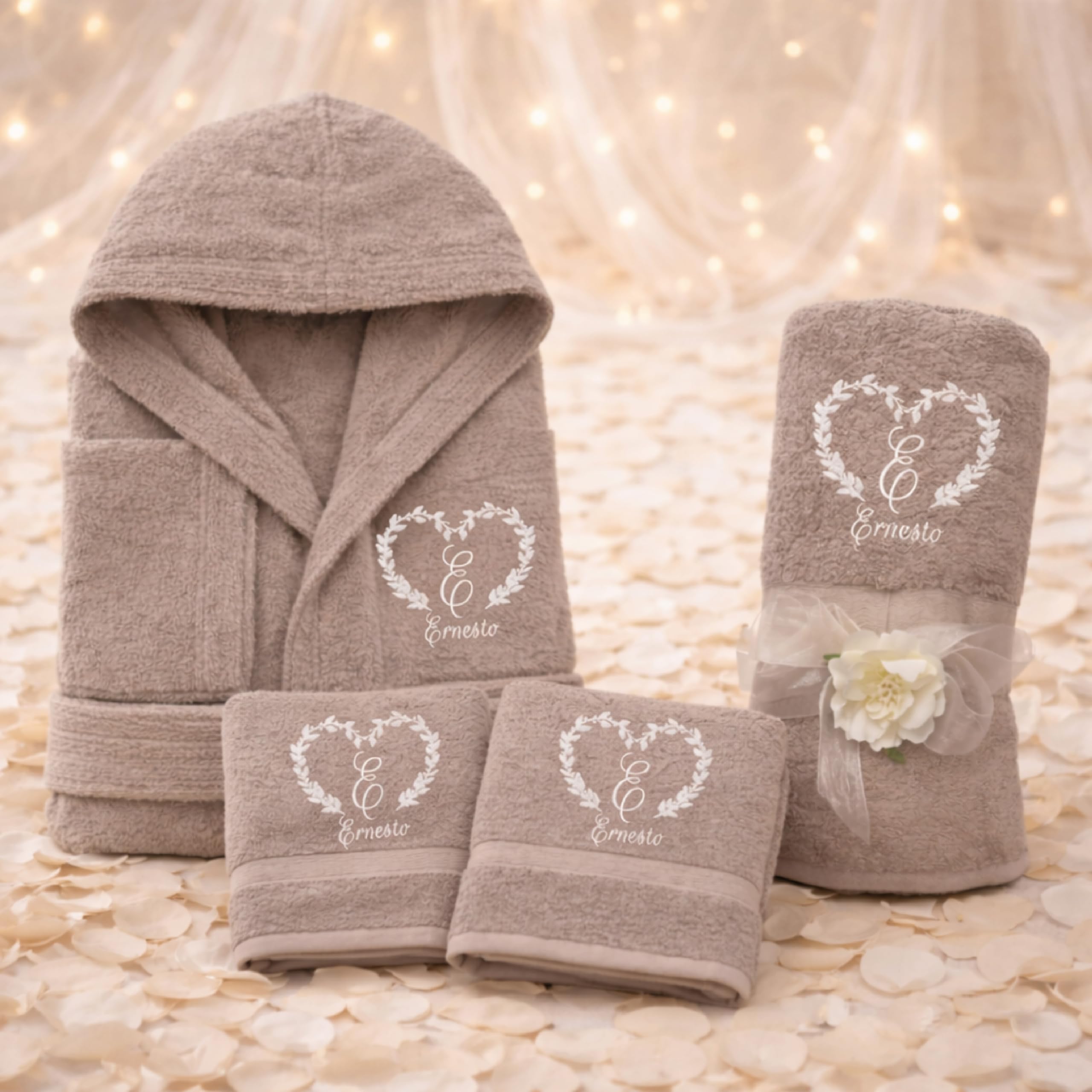 D&Vlab Kit Set 4 pz Accappatoio e 2 Asciugamani viso e bidet + Telo Doccia Grande Personalizzati con Nome Ricamati - in morbida spugna di cotone - Idea regalo per Uomo Donna Lui e Lei CORNICE DECORO