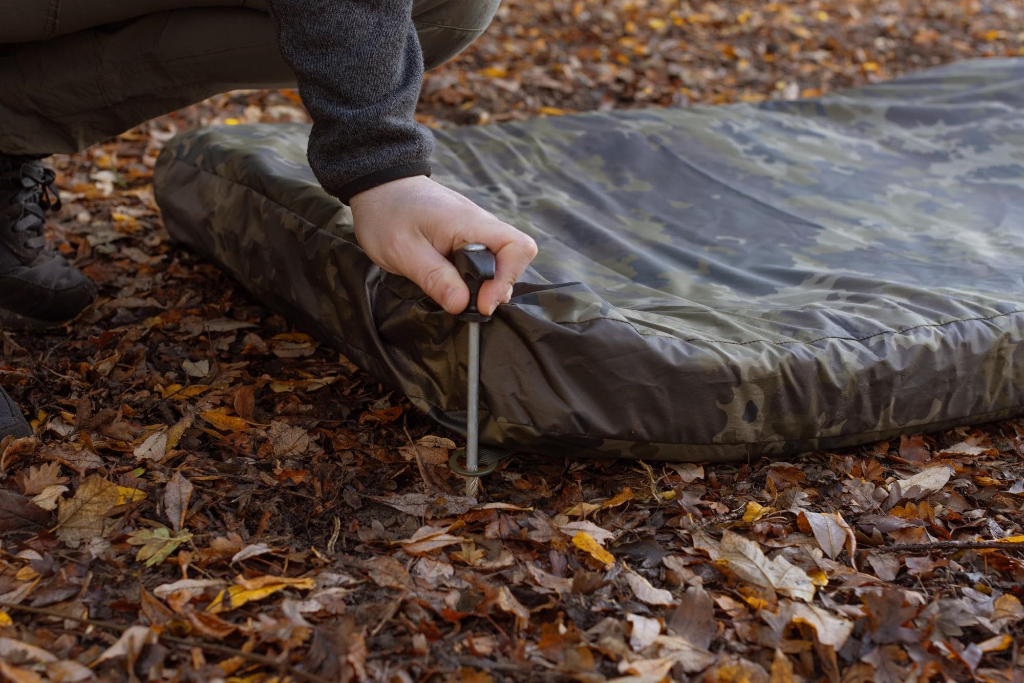 Korda Compac Flat Mat 120x75x8cm Dark Kamo, Karpfen Abhakmatte mit Hochdichtem Schaum, Wasserabweisend, Fischfreundliches Material, inkl. Tragebeutel und Erdungsschlaufen