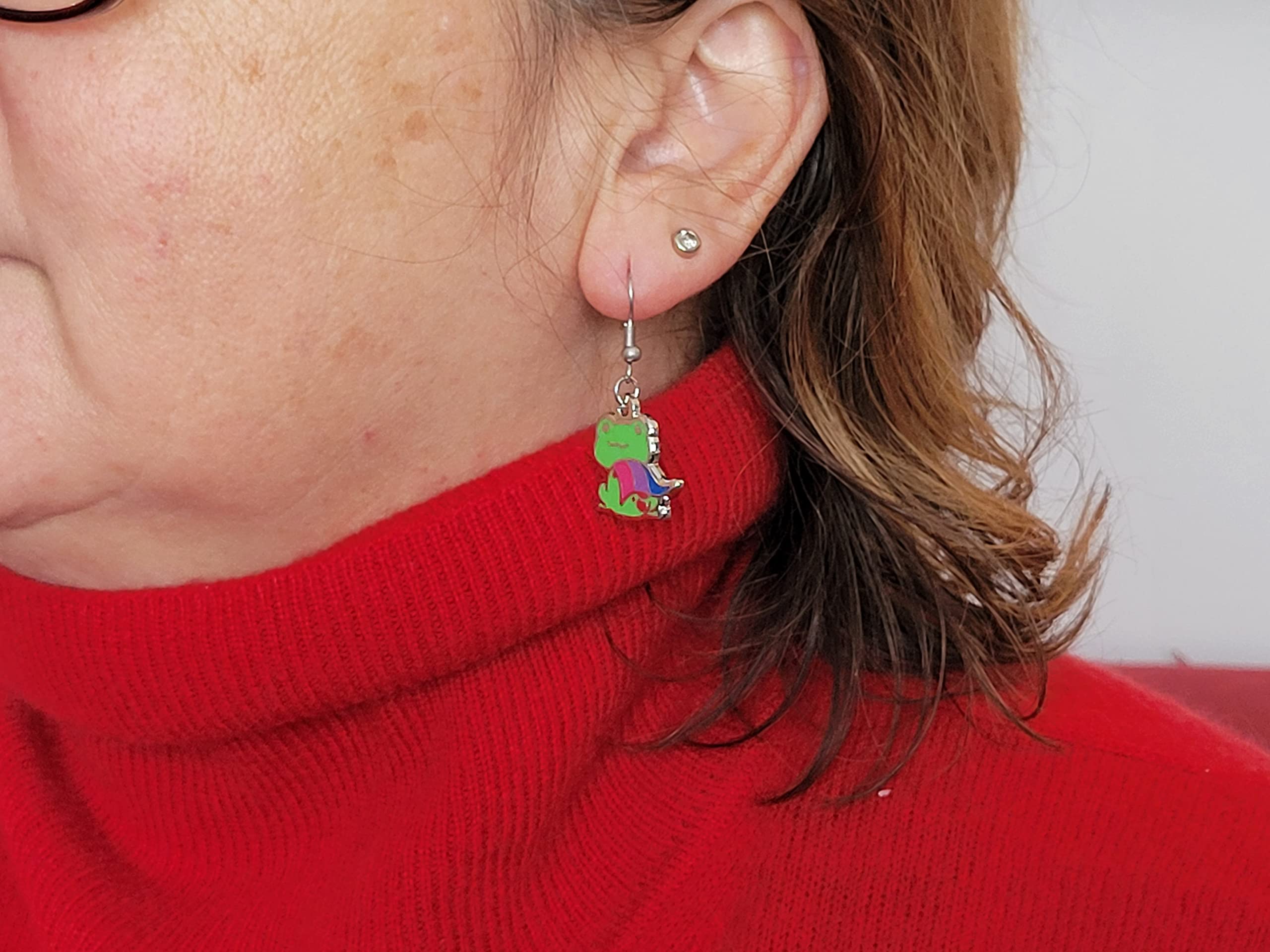 Pendientes de rana de orgullo bisexual en bandera Bi LGBT+ | Pendientes de rana gay de superhéroe Chibi, acero inoxidable, sin piedras preciosas, Acero inoxidable, No es una piedra preciosa