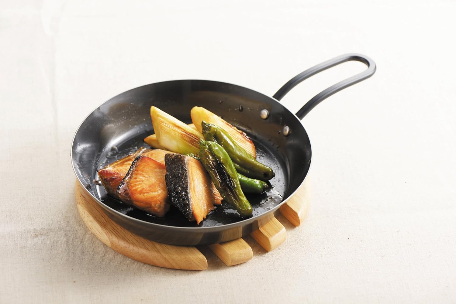 Pearl Metal HB-1603 One Hand Grill Pan, 7.9 inches (20 cm), Lid Included, Recipe Included, Induction Compatible, Iron, Racking, Made in Japan