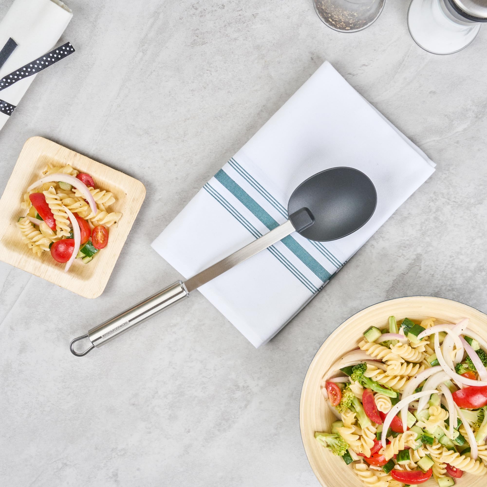 Restaurantware - Cuchara estándar alemana, 1 cuchara de servir sólida de alta resistencia, mango ergonómico de acero inoxidable, lavavajillas, cuchara de servir de nailon negro, para eventos de