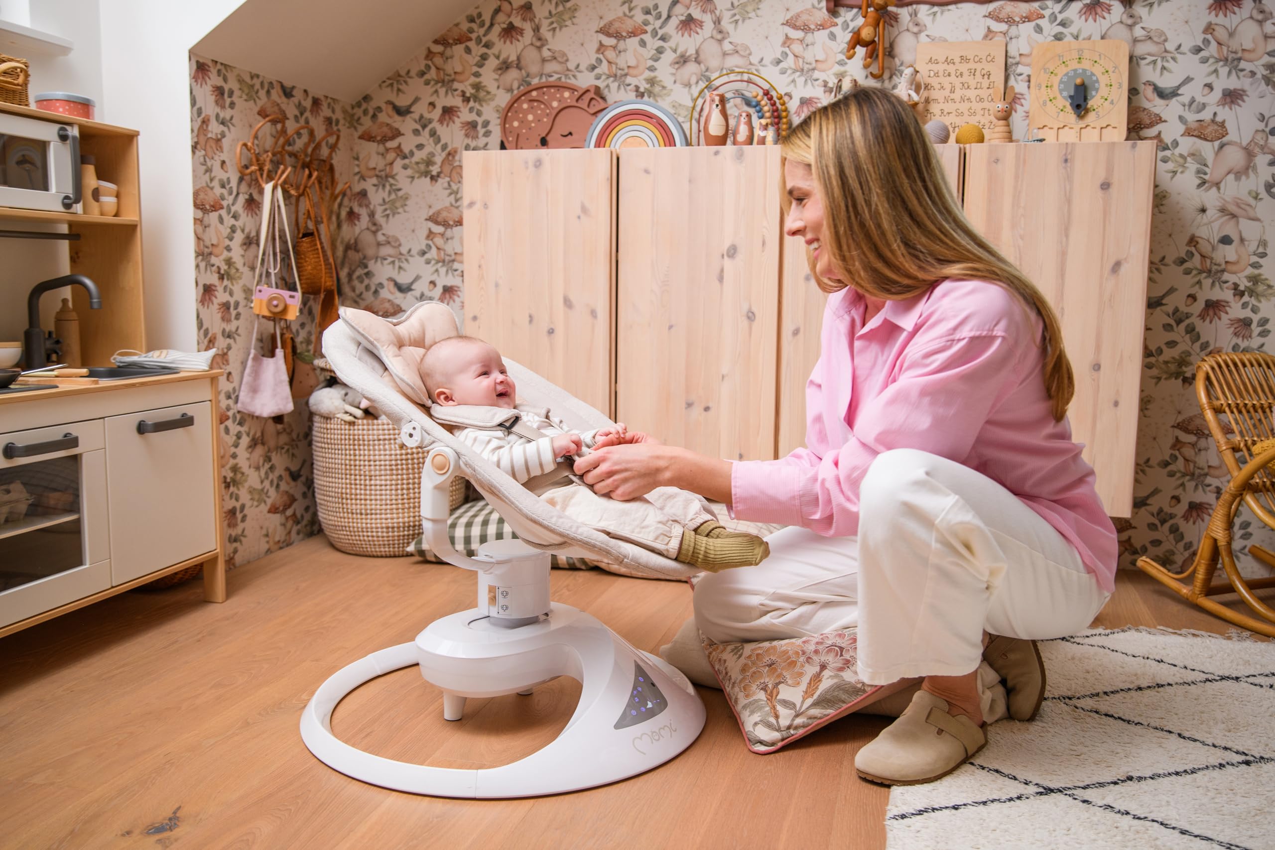 Balancelle MoMi Pearl 9 kg, siège 360°, LED, Bluetooth, télécommande, piles ou secteur, câble USB, harnais 5 points, arche avec jouets