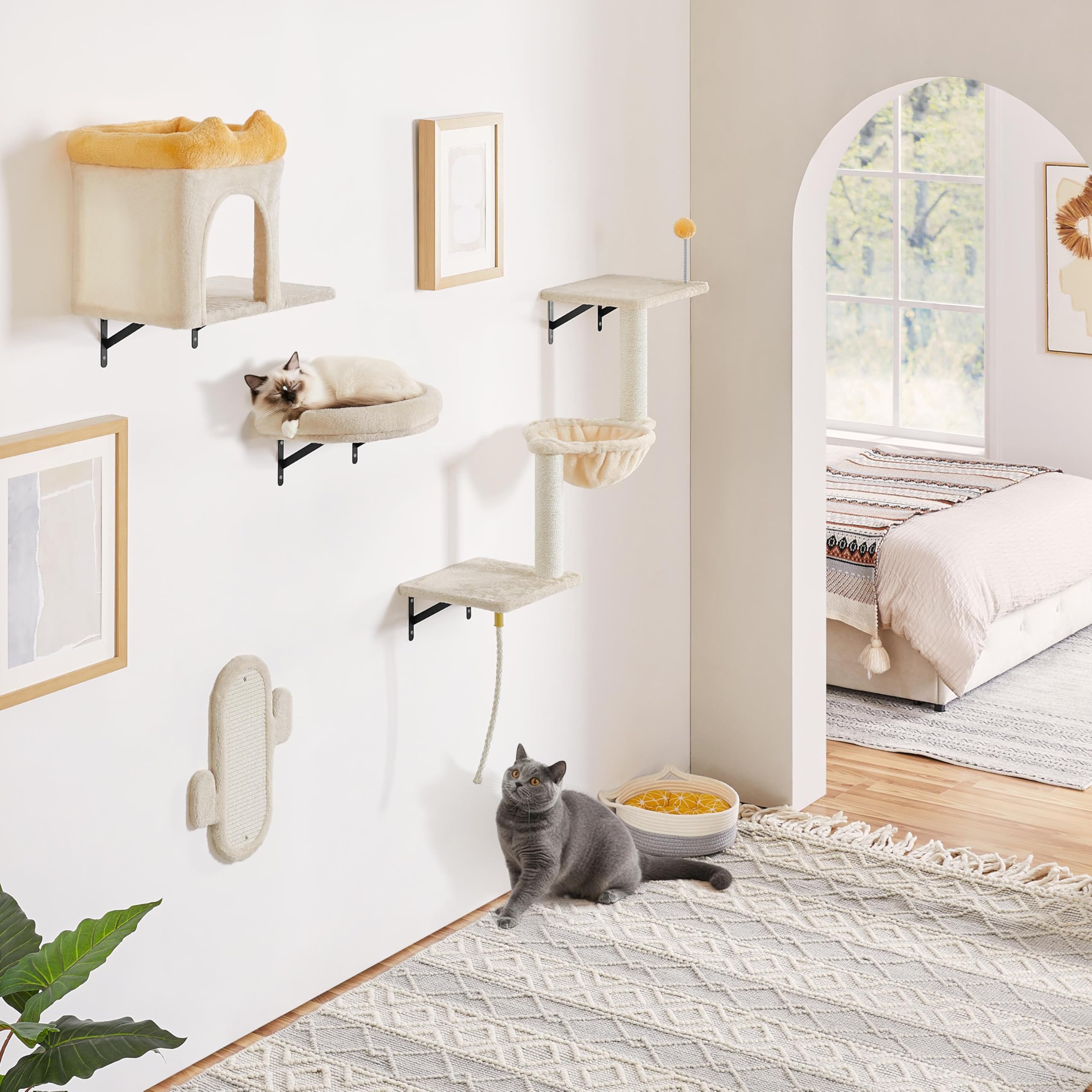 Parete da Arrampicata per Gatti, Set di 4 Mensole da Parete con Tiragraffi, Casetta, Cesta e Palla Sospesa, Mobili da Parete per Gatti in Peluche per Dormire e Giocare, Beige