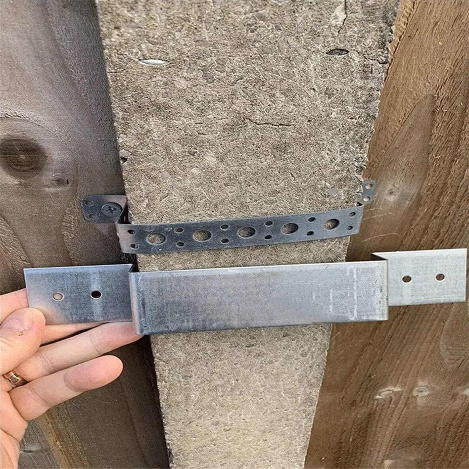 Staffe di sicurezza for pali di recinzione