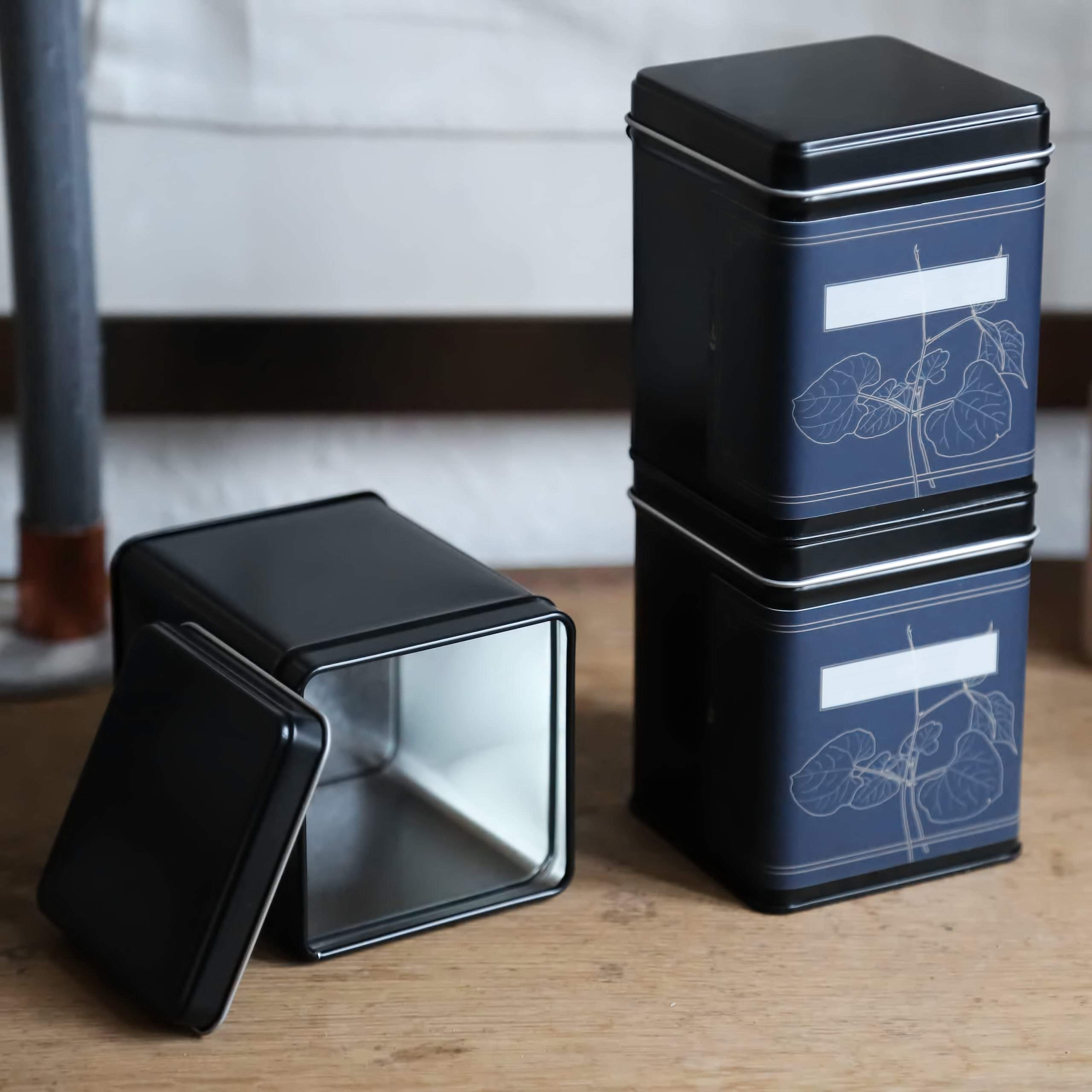 6 klasycznych prostokątnych puszek na herbatę, można układać w stos, nieprzepuszczające zapachów, z metalu, każda po 140 g Earl Grey, w zestawie 6 etykiet z motywem kwiatowym, 9,8 x 7,6