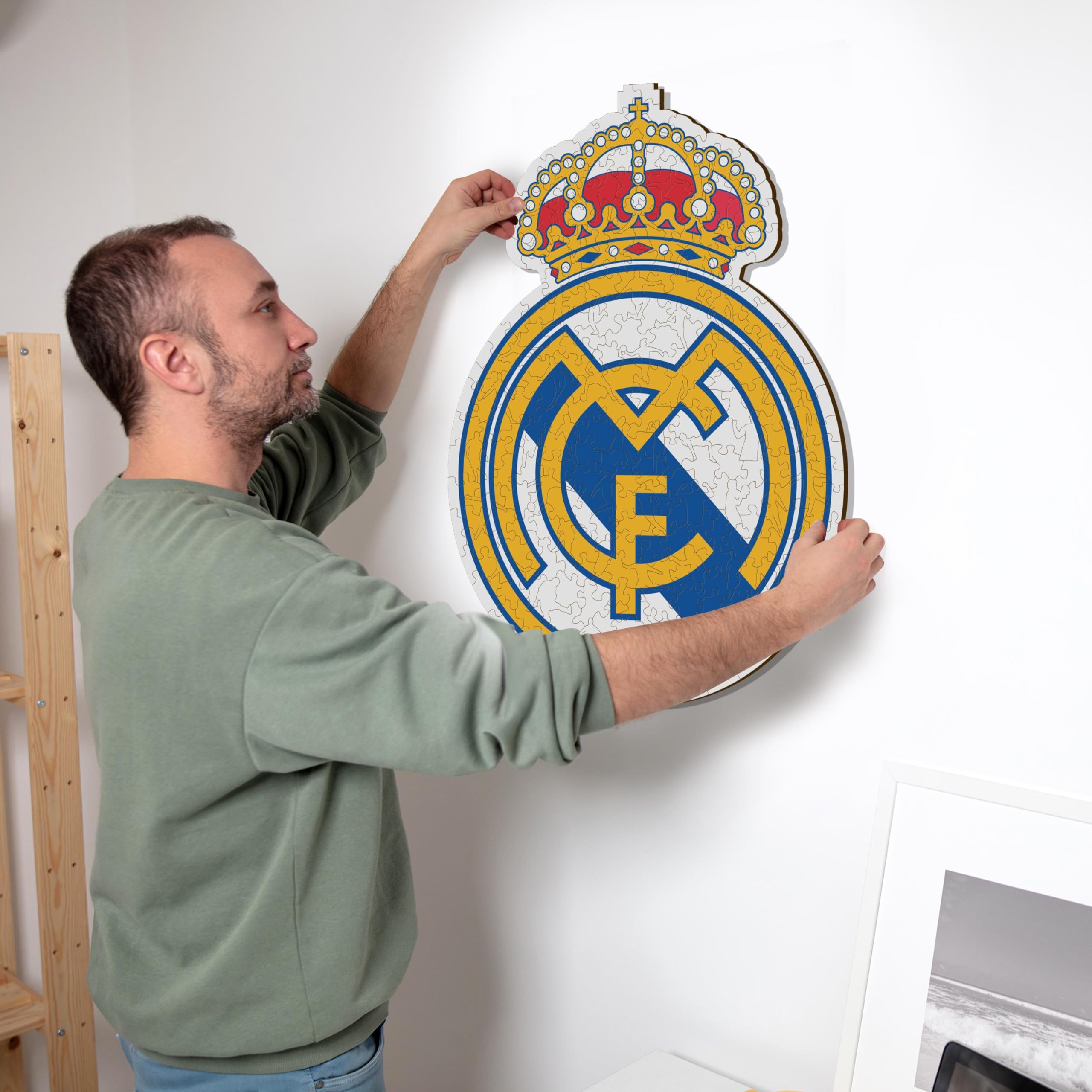 Iconic Puzzles, Logo Real Madrid, ​​Producto Oficial, Puzzles de Madera para Adultos y Niños, Madera 100% Sostenible, M, 270 Piezas