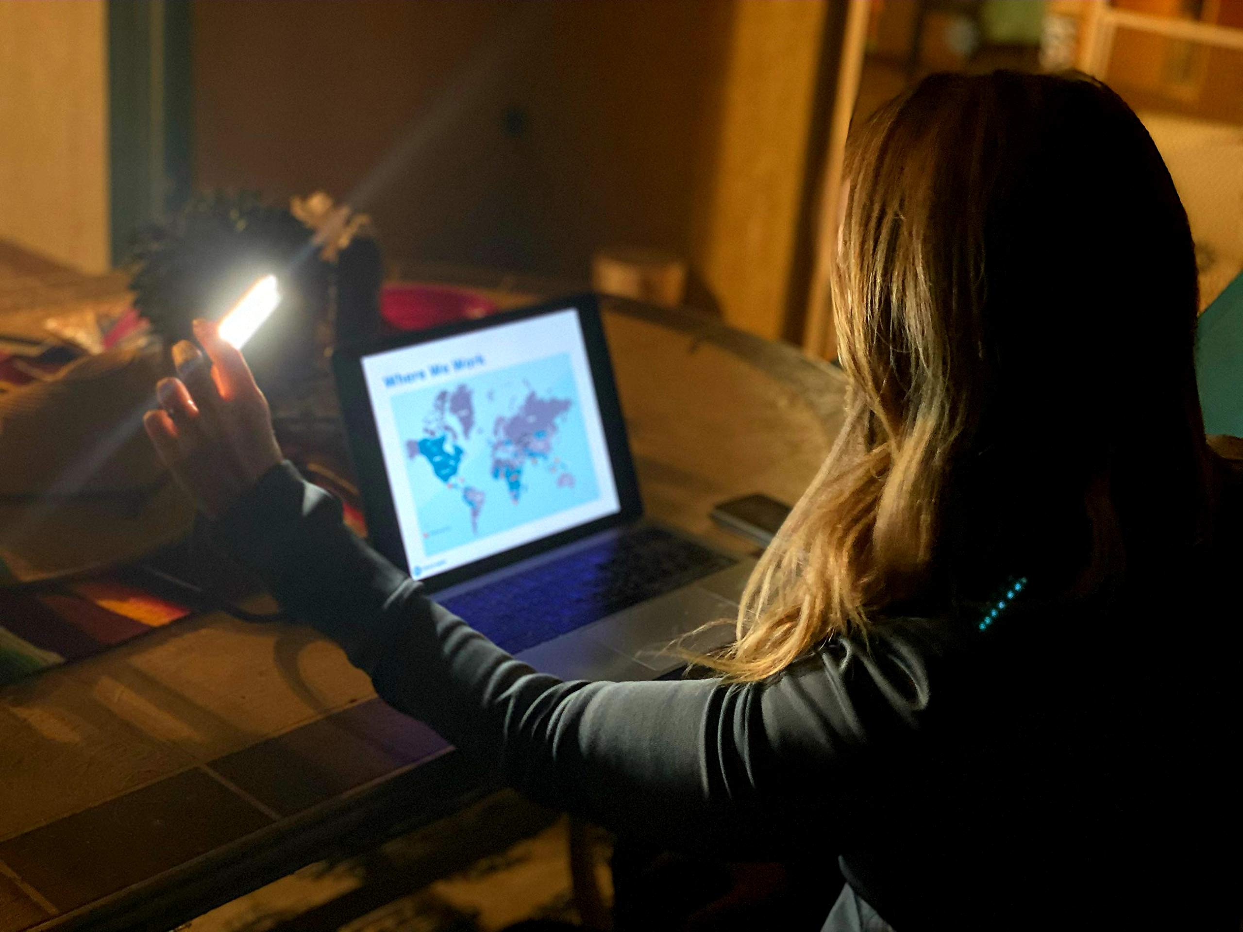 Mighty Bright Das Original BrightFlex wiederaufladbare Notenständerleuchte & Akkubank, Dual-Use-Orchester-Licht, Vielseitigkeit mit Auftritten & Reisen, 90 Lumen, optisches Objektiv, dimmbar, 3 Stufen