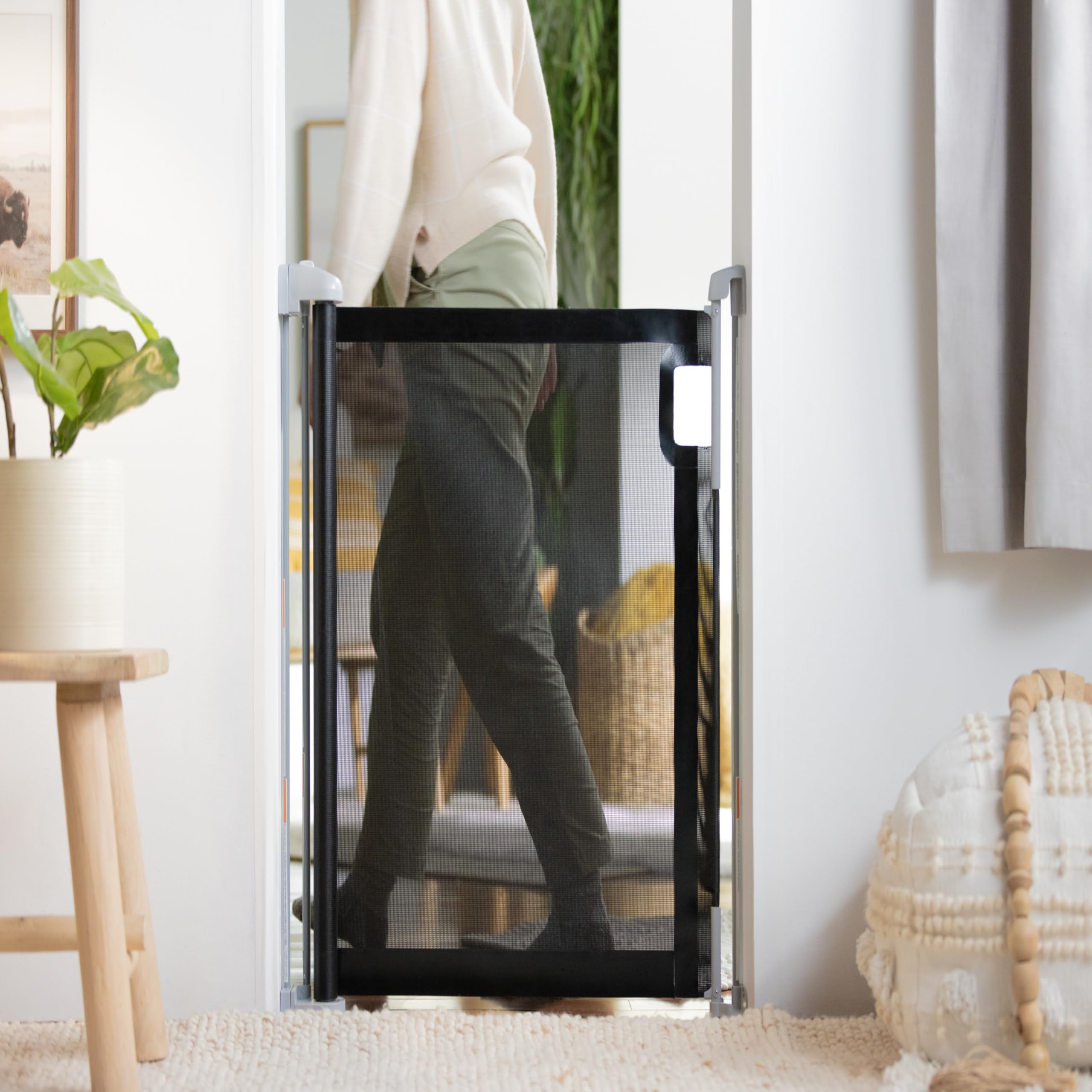 Ingenuity Thruway Serie 52W - Puerta retráctil para bebé con Malla Plegable, Puerta de Escalera para bebés y Perros, se Adapta a Aberturas de hasta 52 Pulgadas de Ancho, 30 Pulgadas de Alto, Puerta