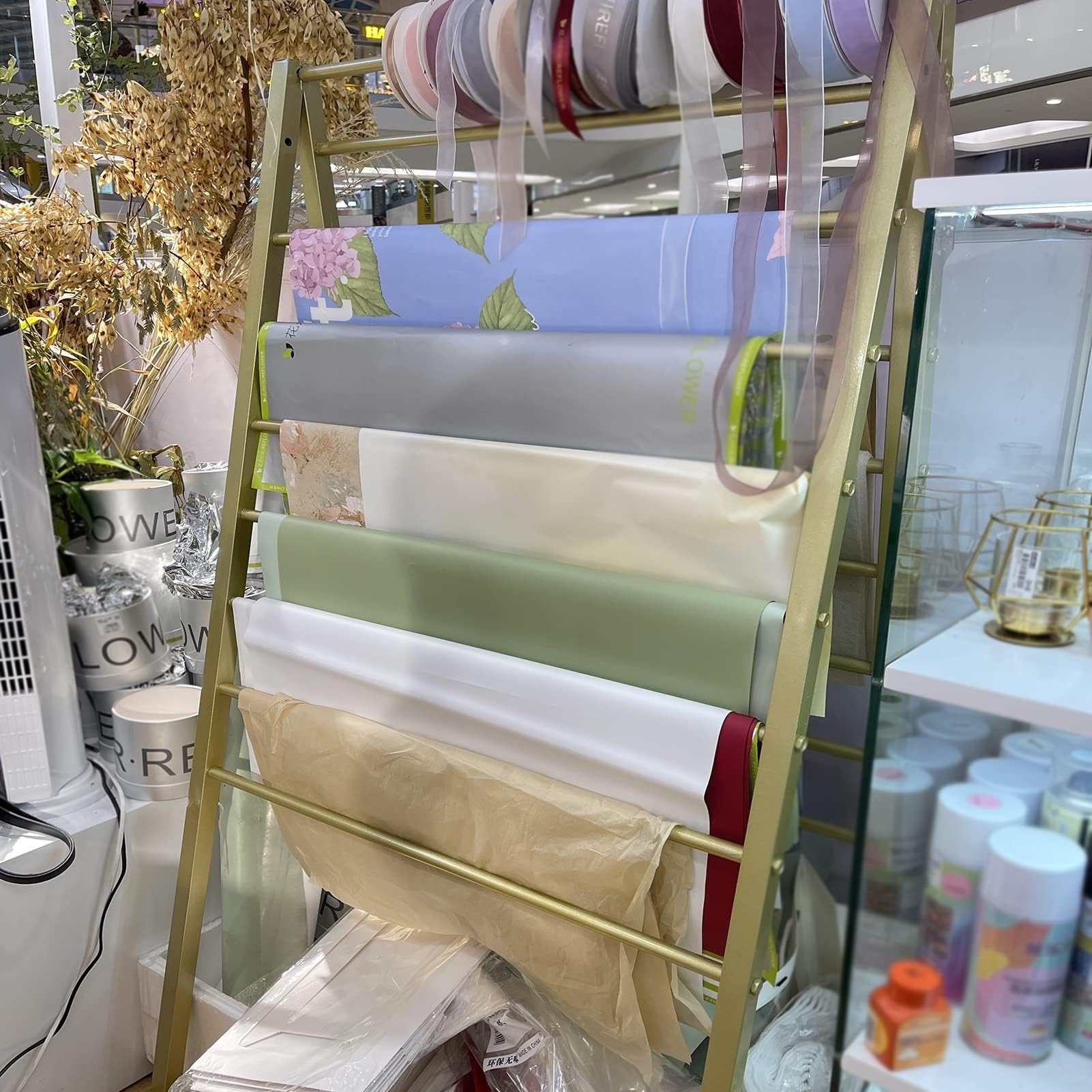 Exhibidor de Bufandas de Doble Cara de Metal exhibir Bufandas, Toallas, pañuelos para la Cabeza, Mantas, etc. - Estructura metálica Resistente con Ganchos para Colgar Trajes,