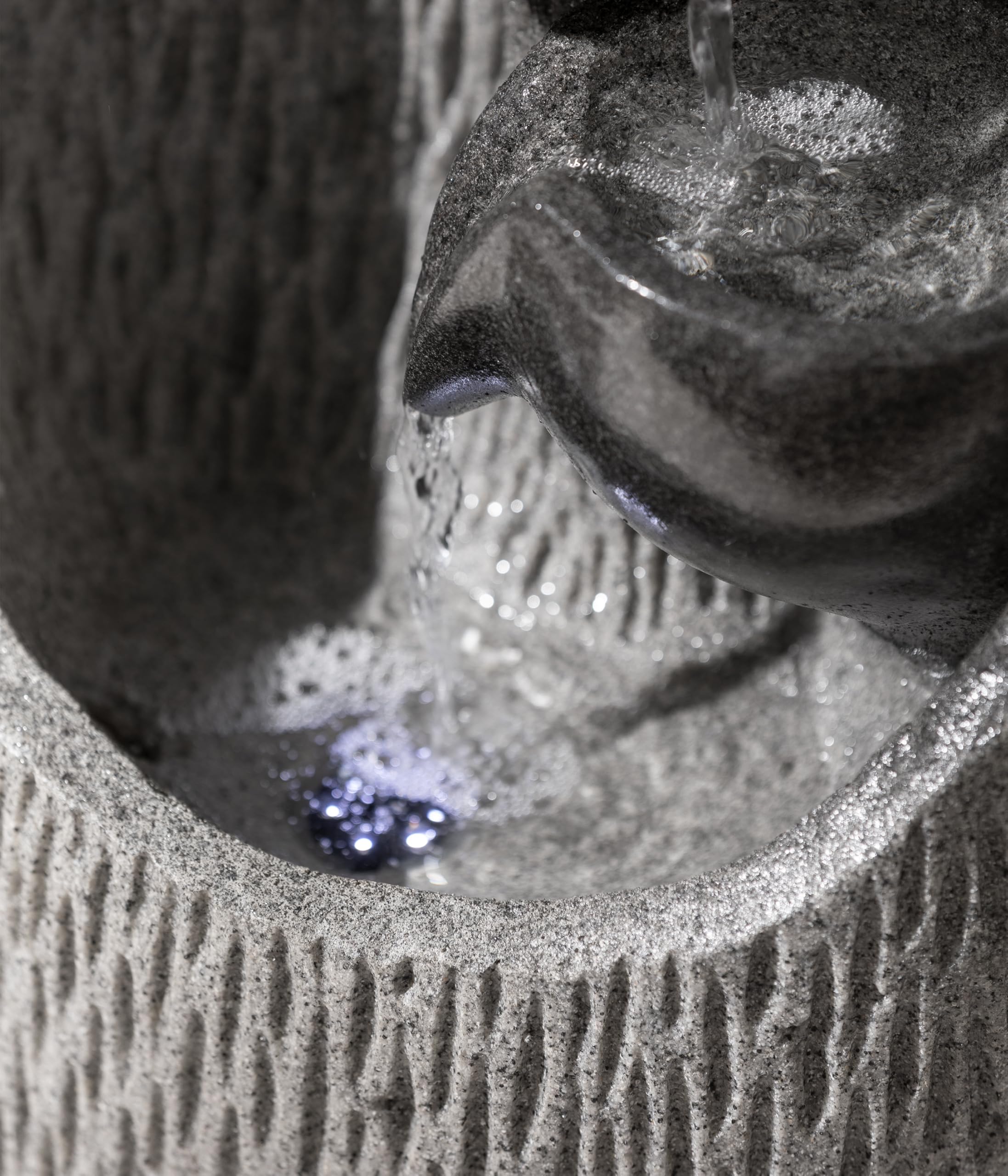 Dehner Gartenbrunnen Scale, Terassenbrunnen frostbeständig, Brunnen für Außen, mit LED Beleuchtung, ca. 91 x 33 x 29.5 cm, Polyresin, grau