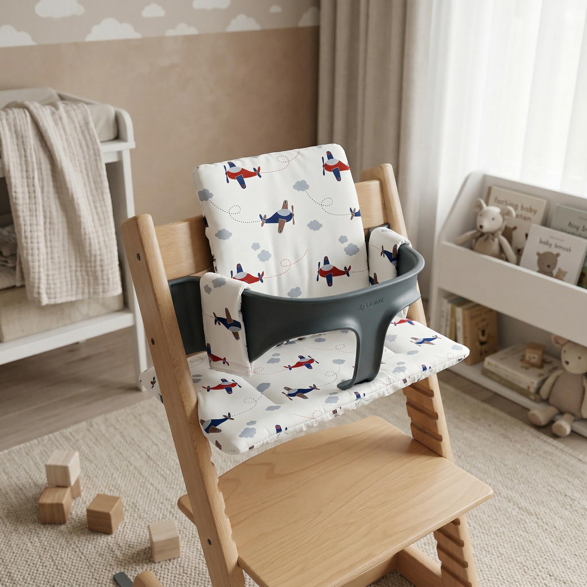 Cuscino per Seggiolone Bebè Compatibile con Stokke Tripp Trapp, Imbottito, Impermeabile, Lavabile, Fodera Antiscivolo HANELLE (Aerei)