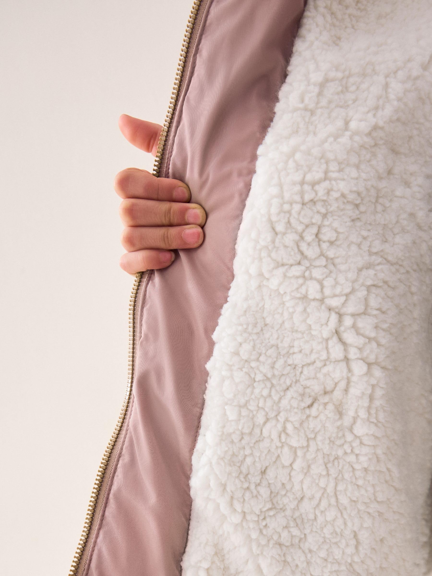NEXT Niñas Abrigo acolchado con bordes de piel sintética impermeable