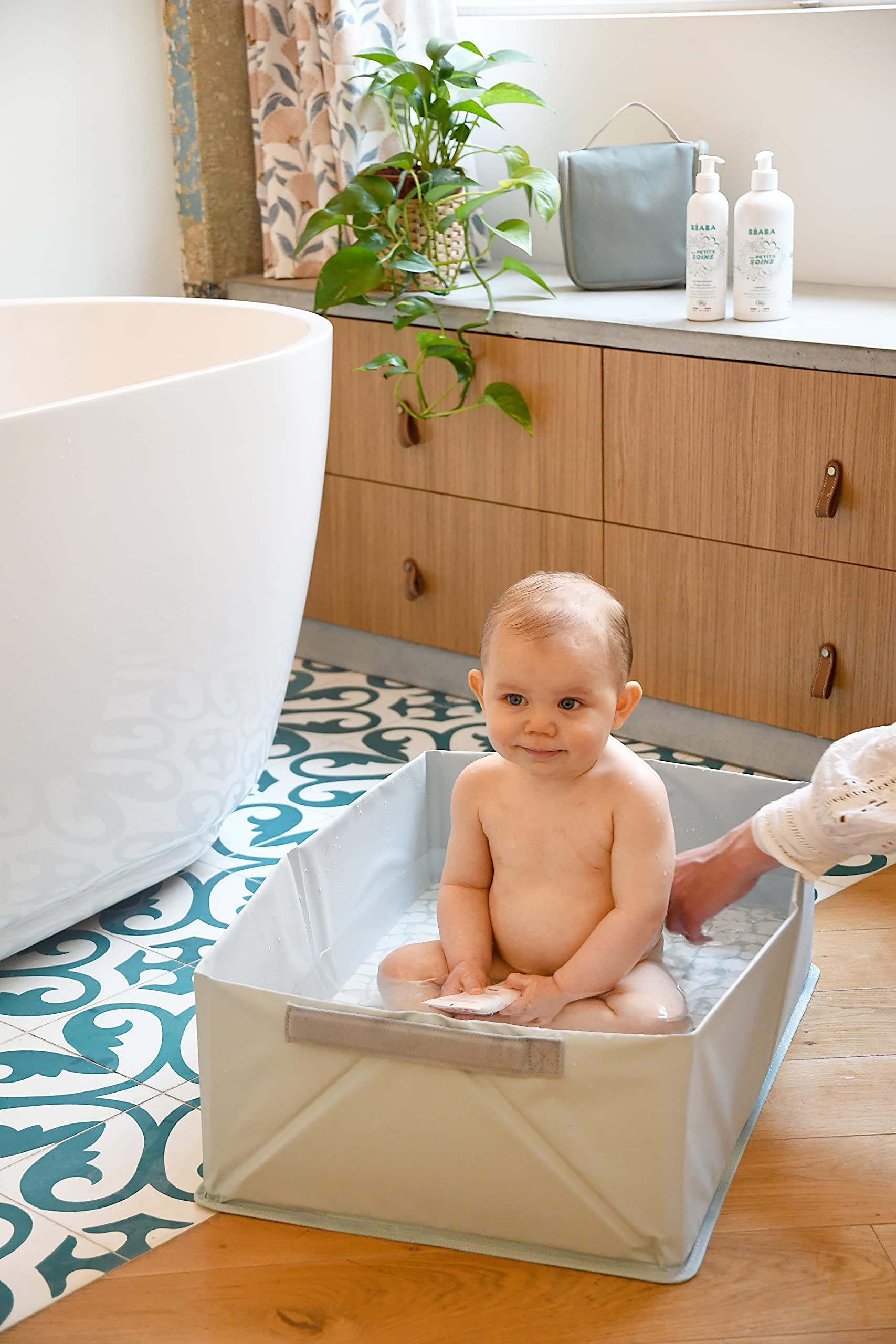 BEABA, Bañera Plegable para Bebé, Compacta, Diseño y Moda, Almacenamiento Práctico, Ocupa un Espacio Mínimo, Fácil de Usar, Bañera Pop Up Camele’O, Azul