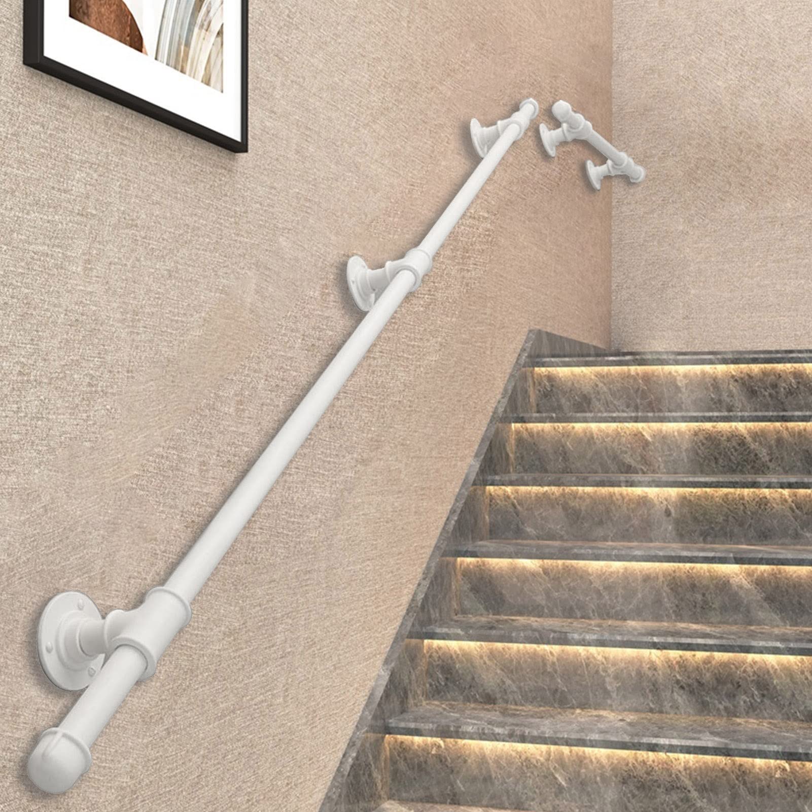 Main courante blanche en métal haut de gamme, une rampe d'escalier robuste et élégante en fer forgé