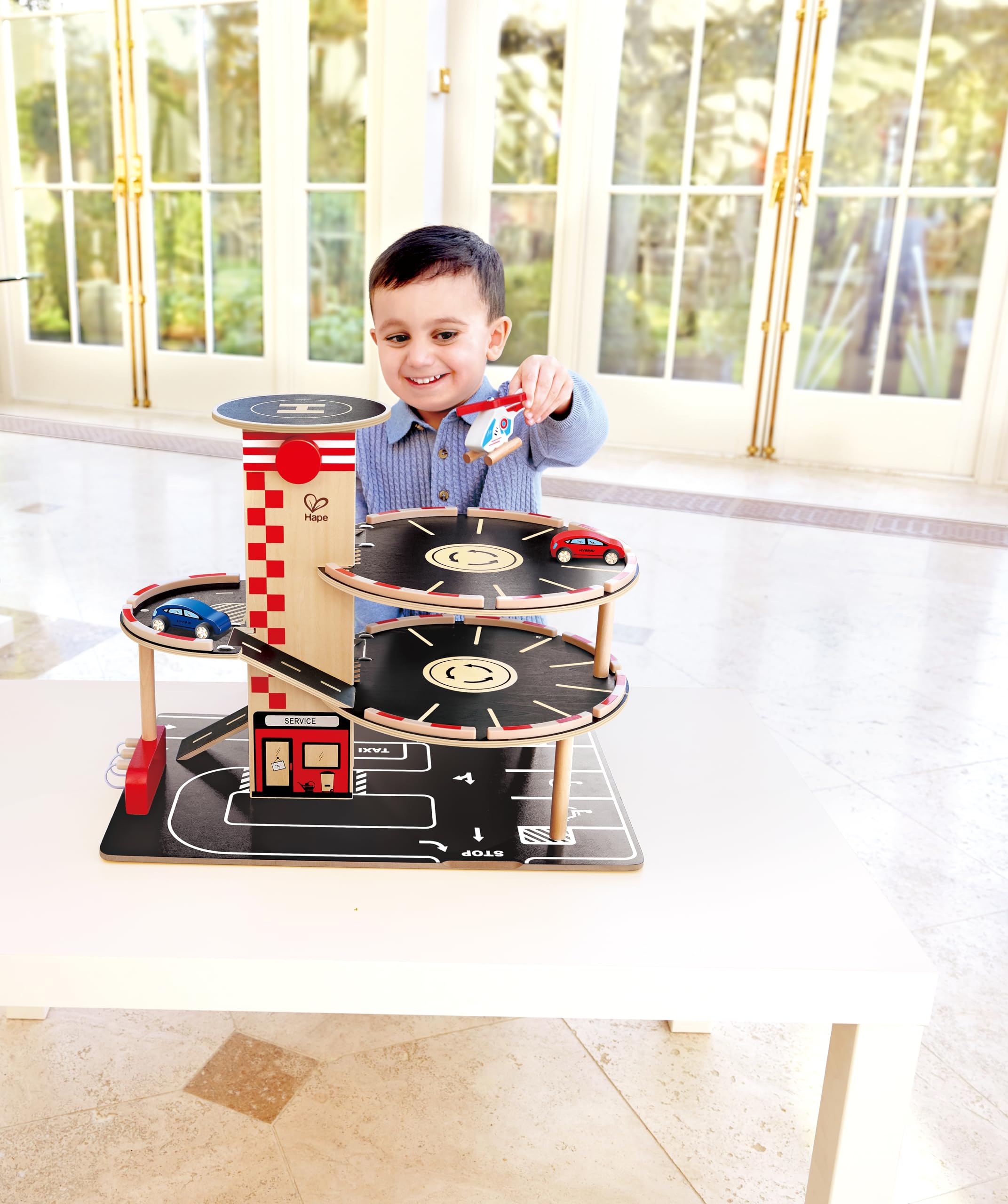 Hape Parkhaus Spielset - aus Holz, Autogarage auf DREI Ebenen mit Autos und Hubschrauber, fördert Motorik, Rollenspiel & Kreativität, Spielzeug für Kinder ab 3 Jahren