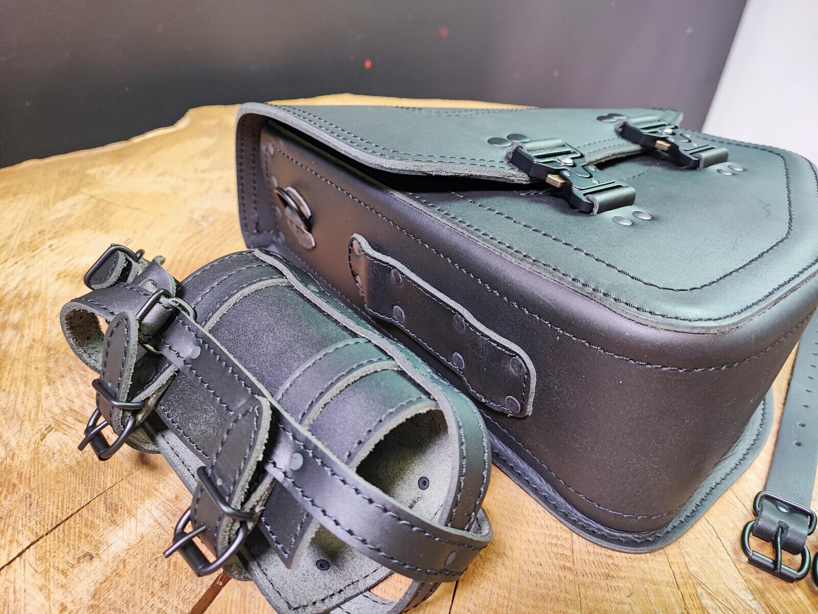 Bullet Blackline kompatibel mit Heritage Starrahmen Harley Davidson Schwingentasche Satteltasche Linke Seite Seitentaschen Werkzeugtasche Fatbob 2020 Leder schwarz