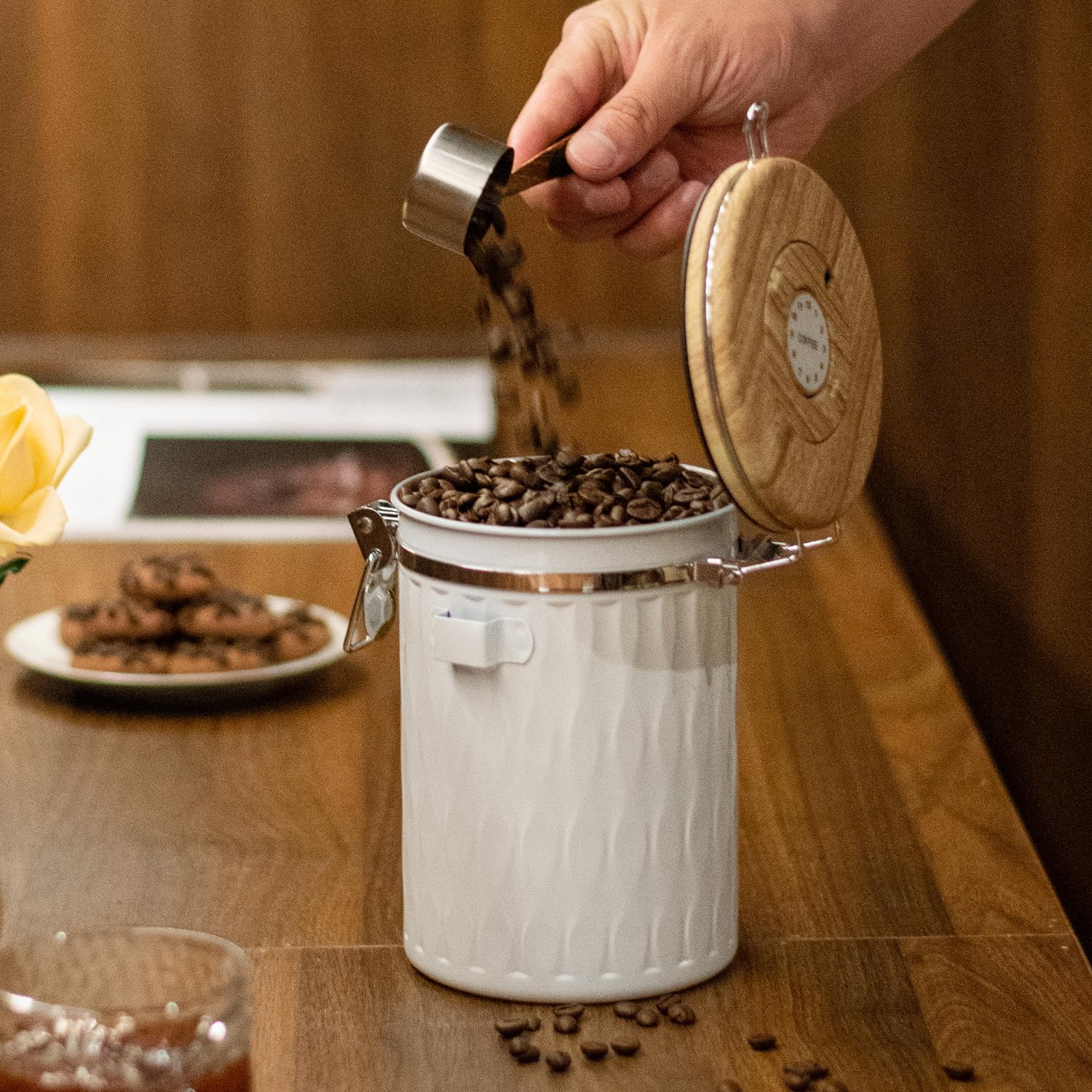 TEDSWAIT Kaffeedose mit versiegeltem freitragenden Deckel und Schaufel, luftdichter Edelstahlbehälter für die Küche, mit Datums-Tracker, 1,8 l (weiß)
