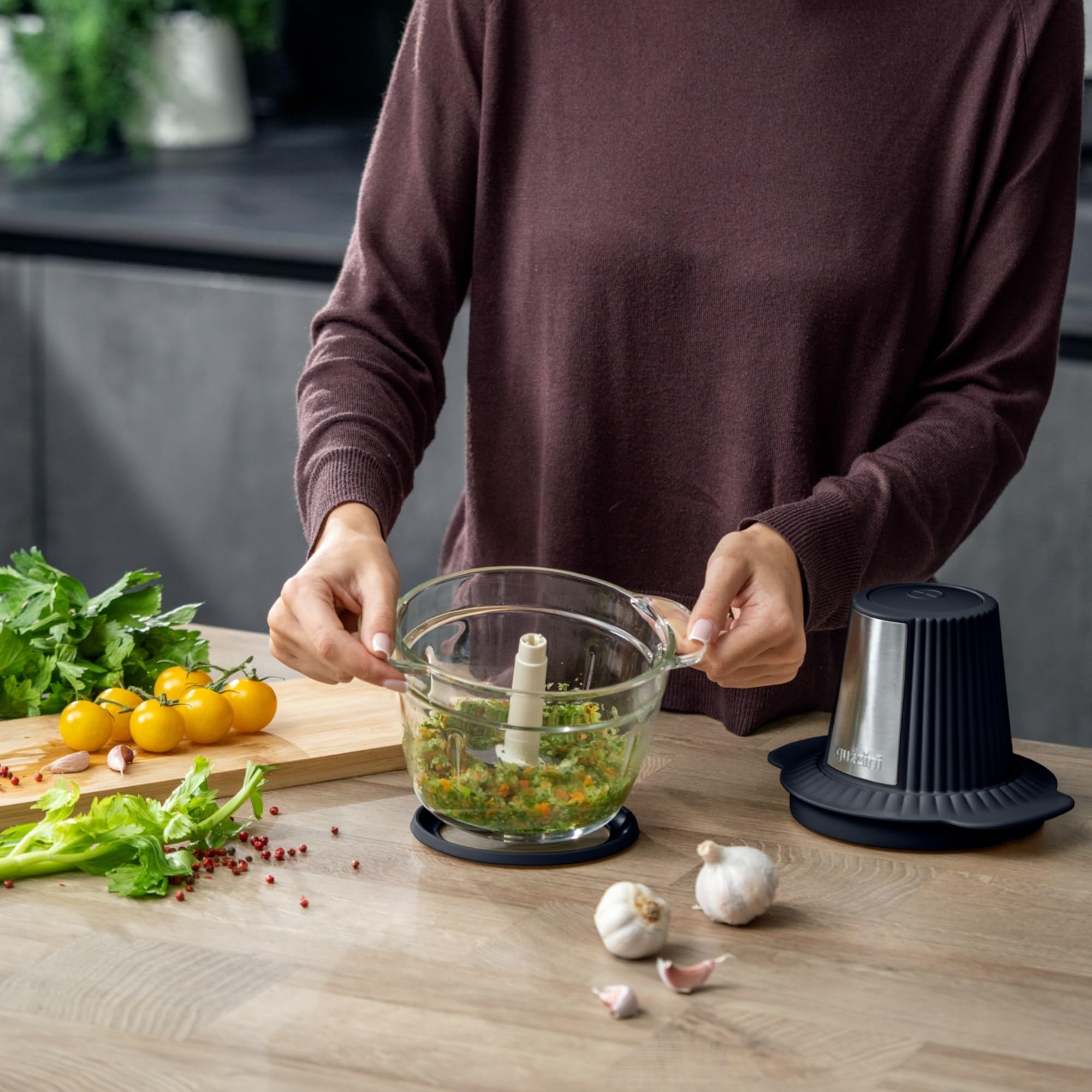 Guzzini, Sous Chef, Tritatutto con Bowl in Vetro da 1L, Lama Doppia in Acciaio Inox, Materiale Bio-Based, Tappetino in Silicone Antiscivolo (Anthracite)