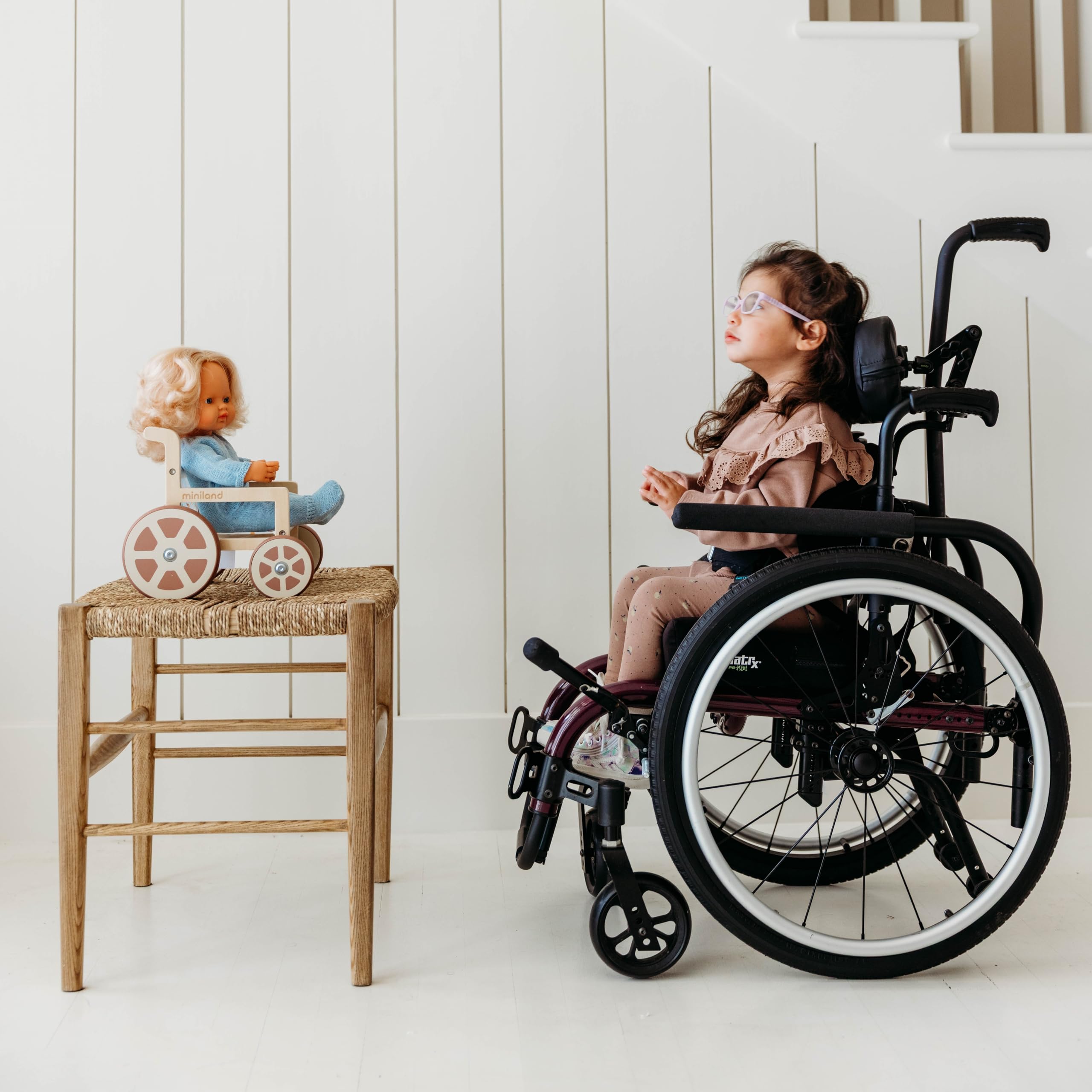 Miniland Fauteuil Roulant en matériaux écologiques pour poupées jusqu'à 38 centimètres. Inclusion.