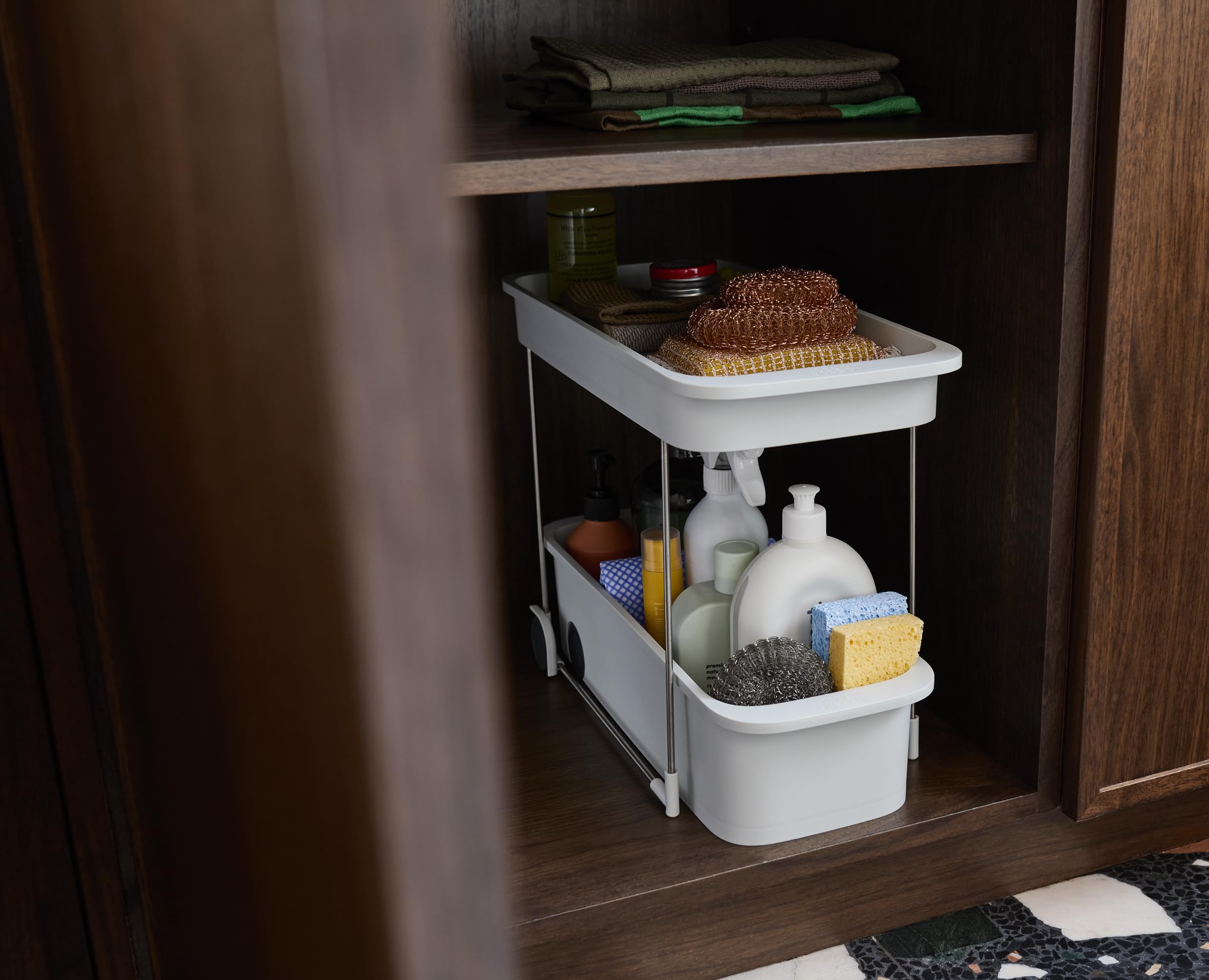 Joseph Joseph CupboardStore 2-stufiger Küchenwagen mit Rollen, Leicht Zugänglich, Unter Waschbecken Regal, recyceltem Plastik