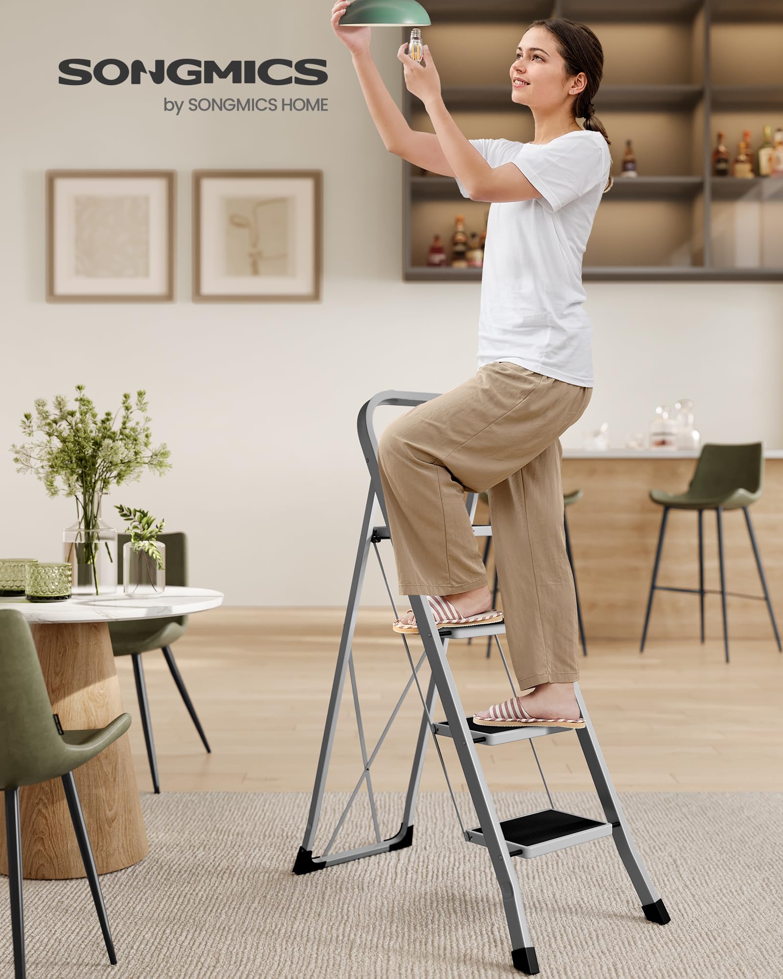 SONGMICS Escalera de Tijera, Escalera con 4 Peldaños, Peldaño Plegable, Bloqueo de Seguridad, Fácil de Guardar, Carga hasta 150 kg, Gris Paloma GSL004G01 — view 2