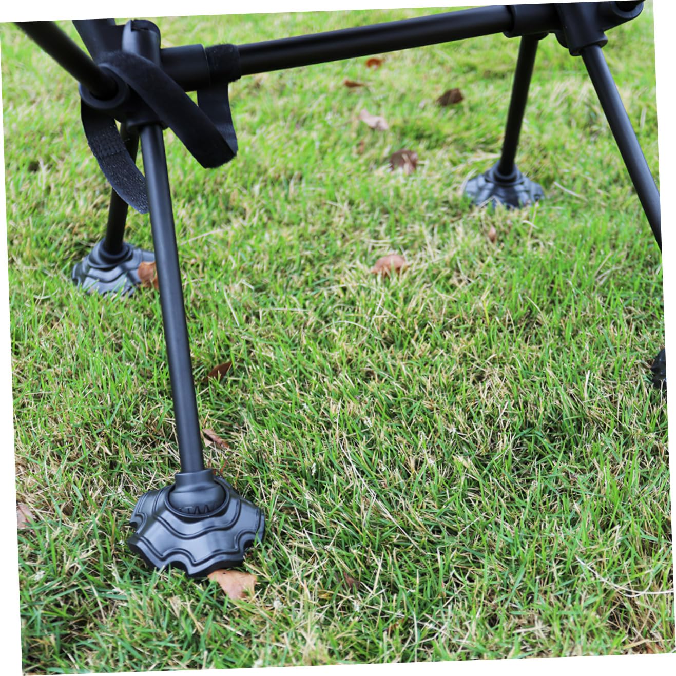 Abaodam Protège-Pieds Lors de Chaise de Camping en Plastique Noir Lot de 4, Facile à Installer, Forme Palmes de Grenouille, Protection Antidérapante pour Table et Chaise en Extérieur