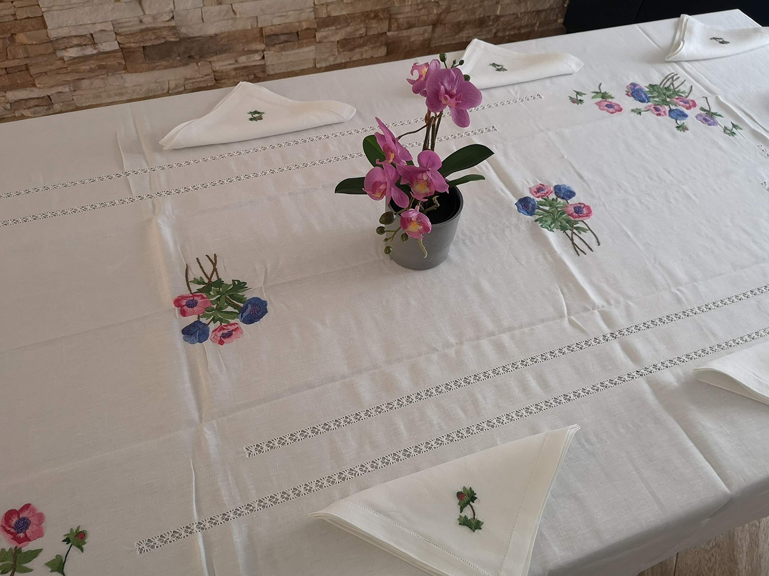 Tischdecke aus reinem Leinen mit Stickerei Lilien und handbemaltem Stich