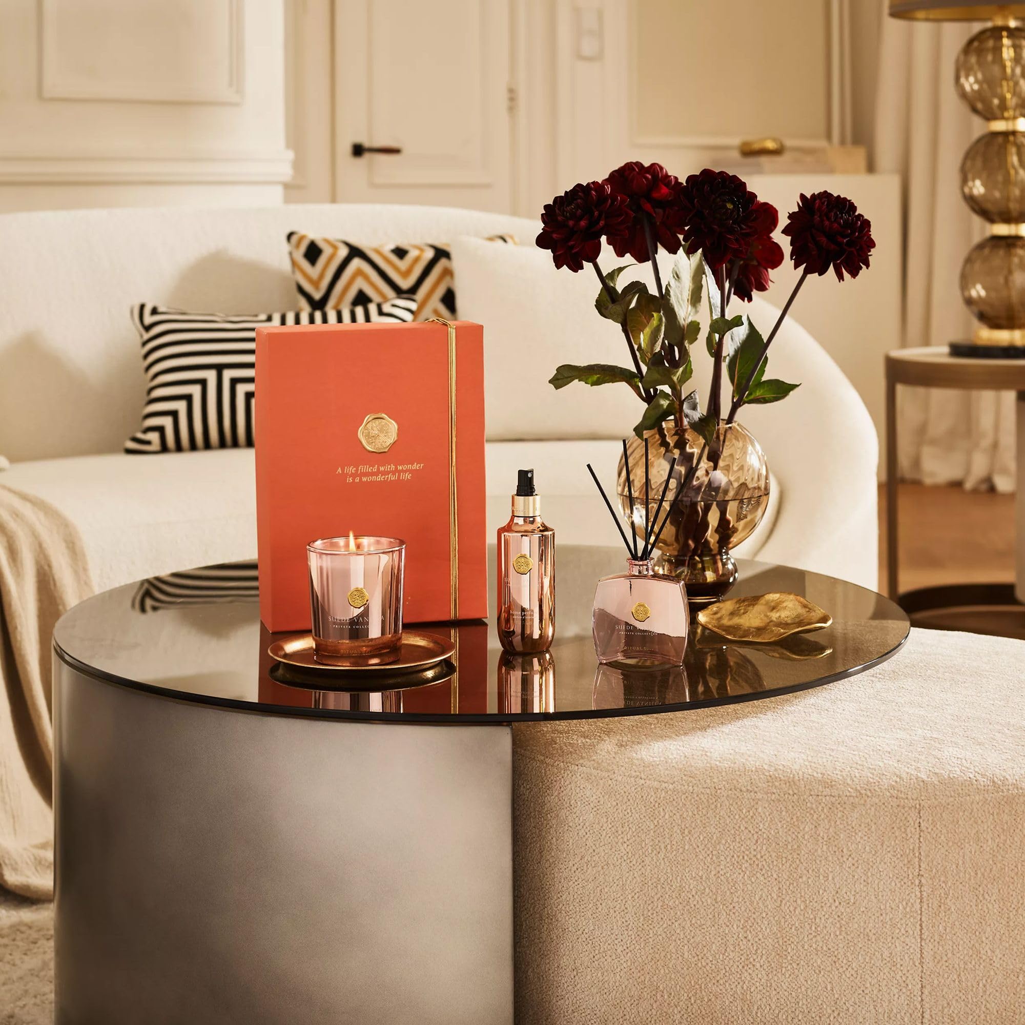 RITUALS Set de regalo Suede Vanilla Large – productos de lujo para el hogar de la Private Collection – Caja de regalo de aromaterapia con perfume para el hogar, una vela perfumada y varillas aromática