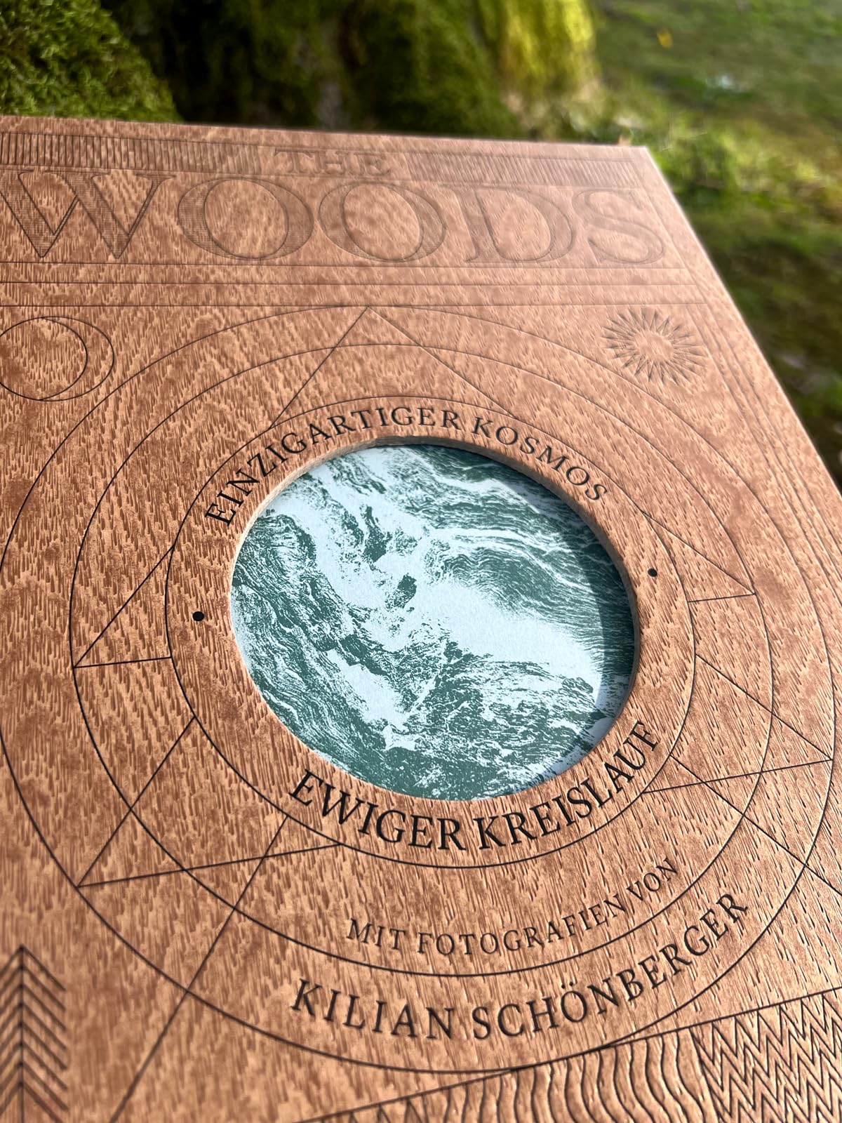 THE WOODS: Einzigartiger Kosmos - Ewiger Kreislauf: wunderschöner Bildband mit Holzcover, Waldwissen und Inspiration - ein ganz besonderes Geschenk