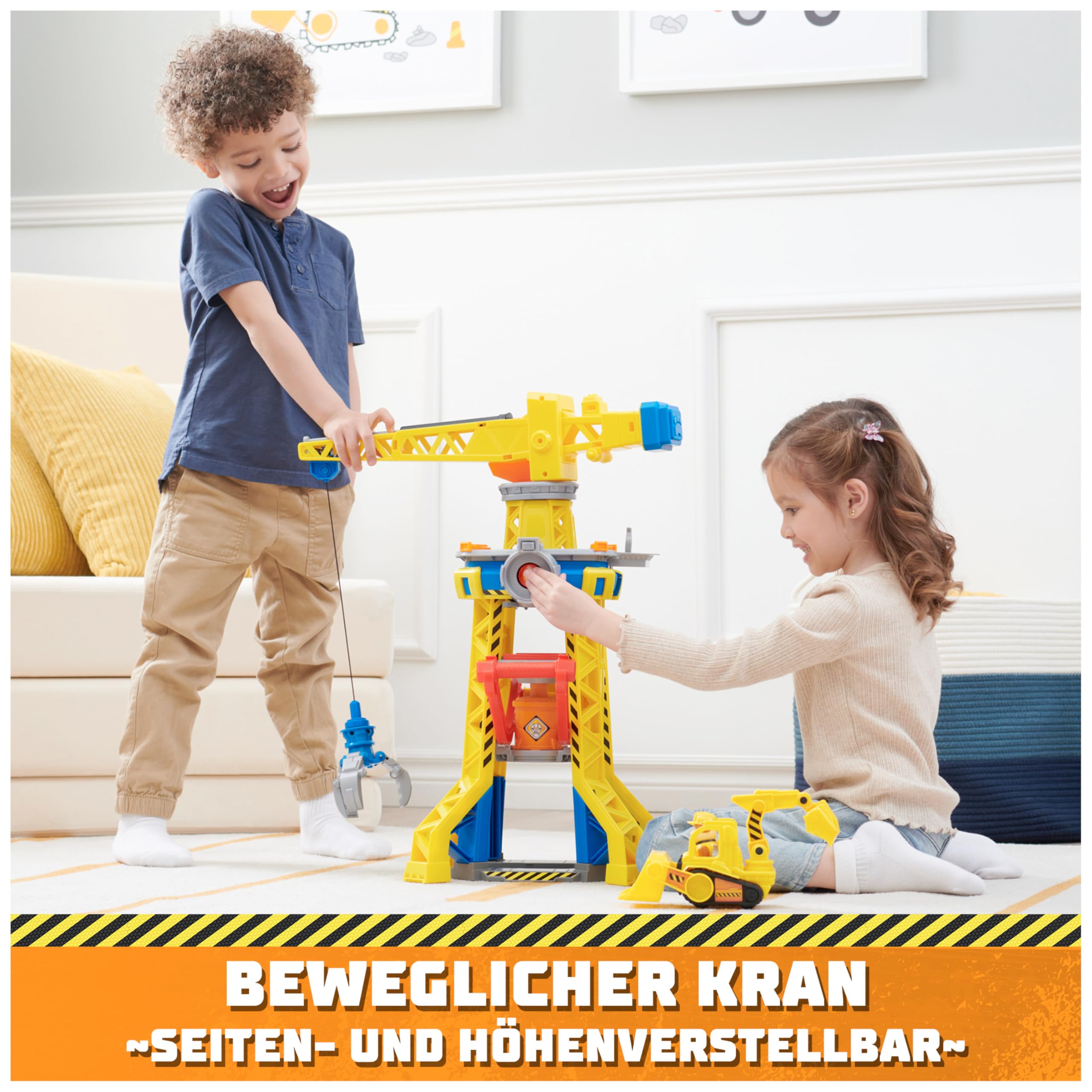 Rubble & Crew - Kran-Spielset Baupfoten Hof 68 cm, mit Rubble-Figur, Planierraupen-Fahrzeug und 340 g Build-it Kinetic Sand, Licht und Sound, ab 3 Jahren