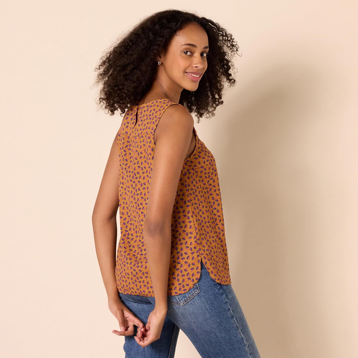 Amazon Essentials Women's Regular-Fit Sleeveless Layering Tank Top Crew Neck - Image 3