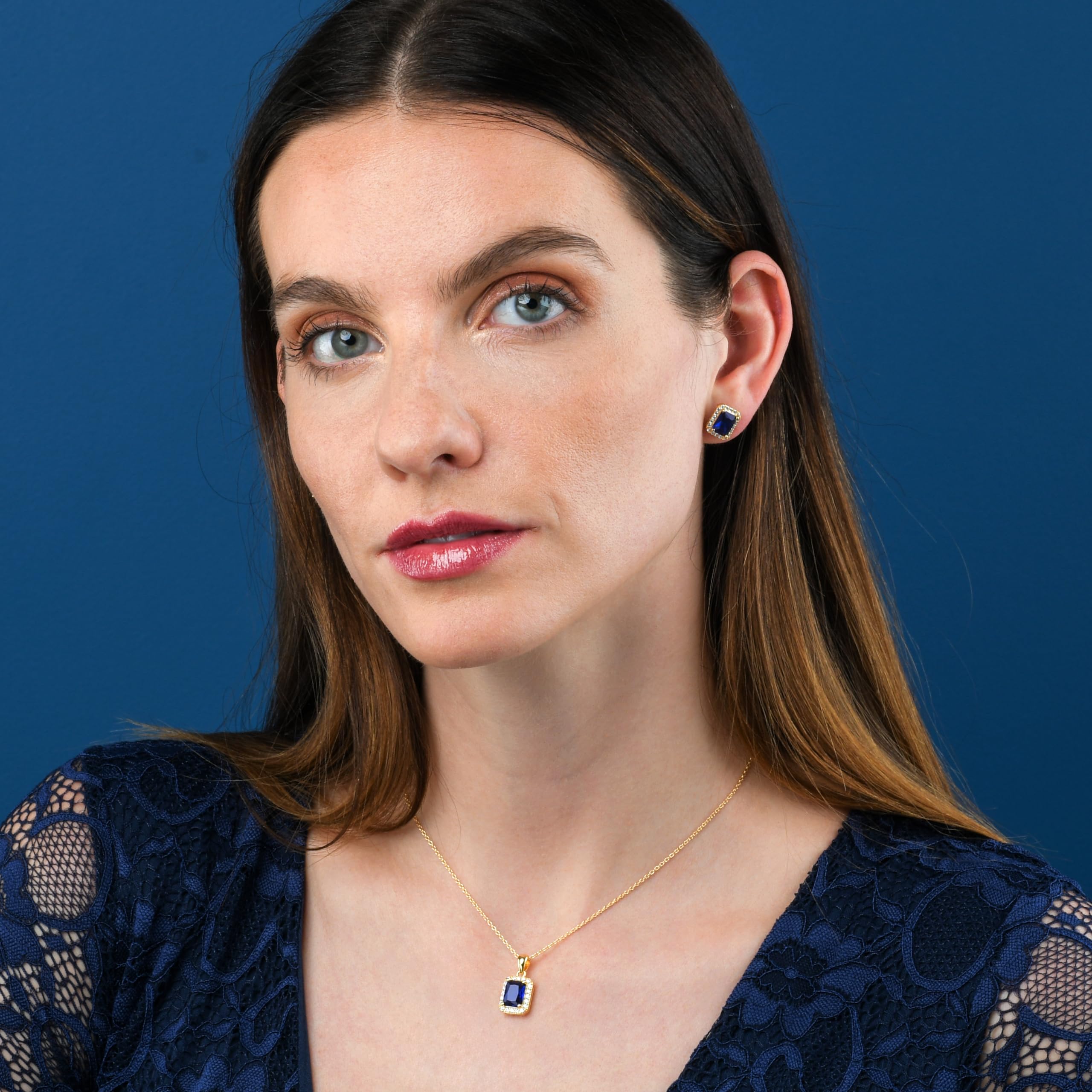 Diamond Treats Collar con Colgante de Talla Esmeralda para Mujer, Collar Plata de Ley 925 con una Piedra de Color y Pequeñas Piedras de Circonitas, Collar Mujer en Plata 925 Para Mujer