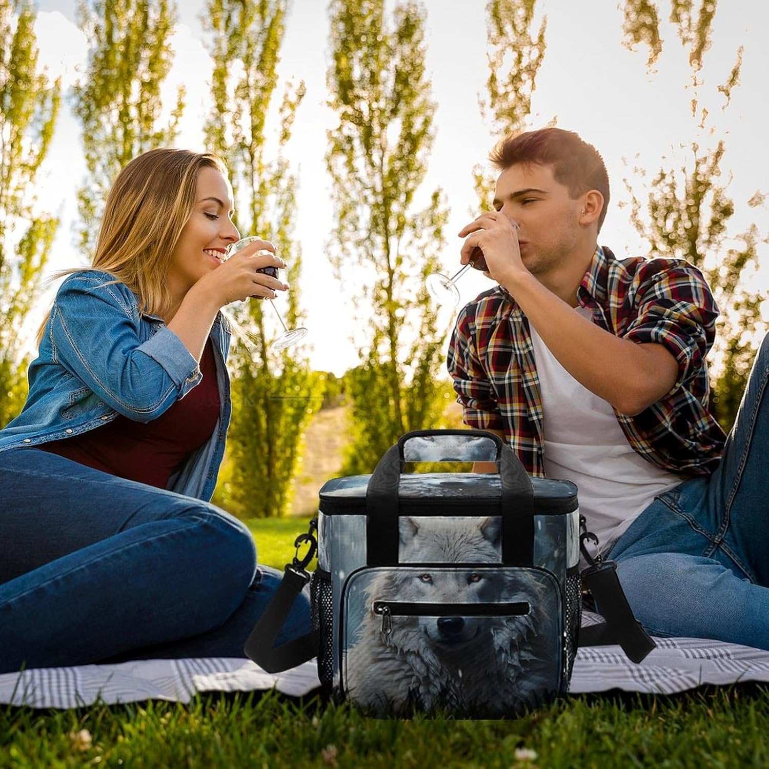 Large-Capacity Oxford Cloth Wolf Sitting in The Snow Printed Camping Ice Bag, Outdoor Portable Insulation and Cold Storage Bag, Enjoy A Cool Camping Time