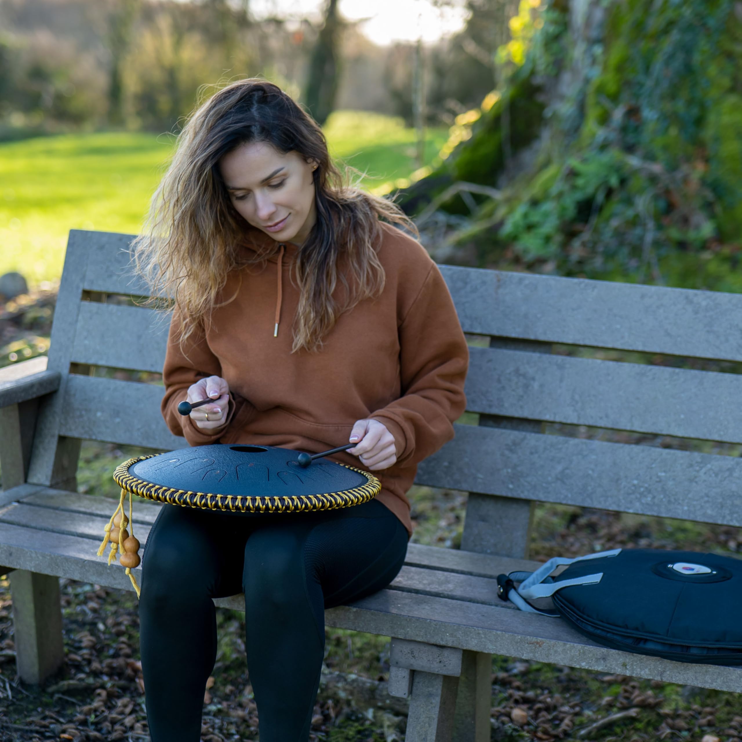 Zungentrommel "Exclusive" C-Dur in Dunkelblau - 38 cm groß mit 14 Tönen. Steel Tongue Drum inkl. Liederbuch, Schlägel, Fingersticks und Tragetasche. Notenlesen nicht nötig, einfach zu spielen