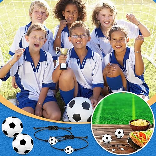 Miniatura 5 de Juego de 48 piezas de suministros de fiesta de fútbol, 24 pulseras inspiradoras de fútbol, 24 mini bolas de espuma antiestrés para deportes, fiesta