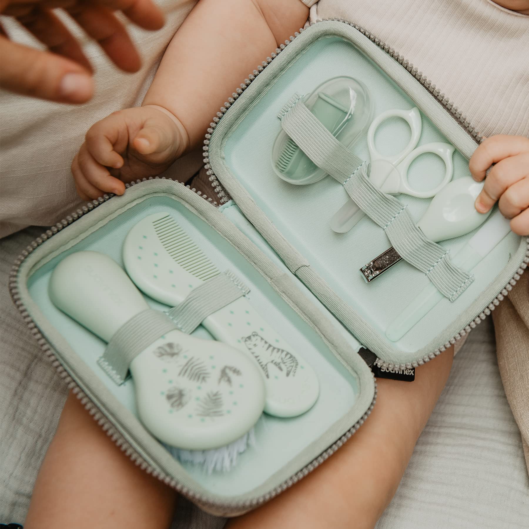 Suavinex, Bolso Carro Bebé con Cosmética y Set Manicura para Recién Nacido. Incluye Gel Syndet, Pomada Pañal, Baby Cologne, Toallitas, Cepillo Peine, Lima, Cortauñas, Cepillo Dental, Verde