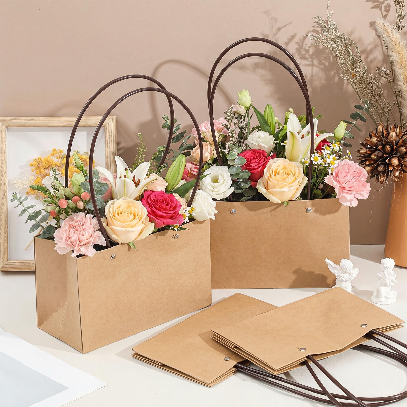 Gilprop Paquete de 30 bolsas de papel kraft para regalo de flores con asa con forro impermeable para regalos de cumpleaños, bodas y fiestas (13.8 x 8.7 x 5.1 x 4.3 pulgadas, marrón)