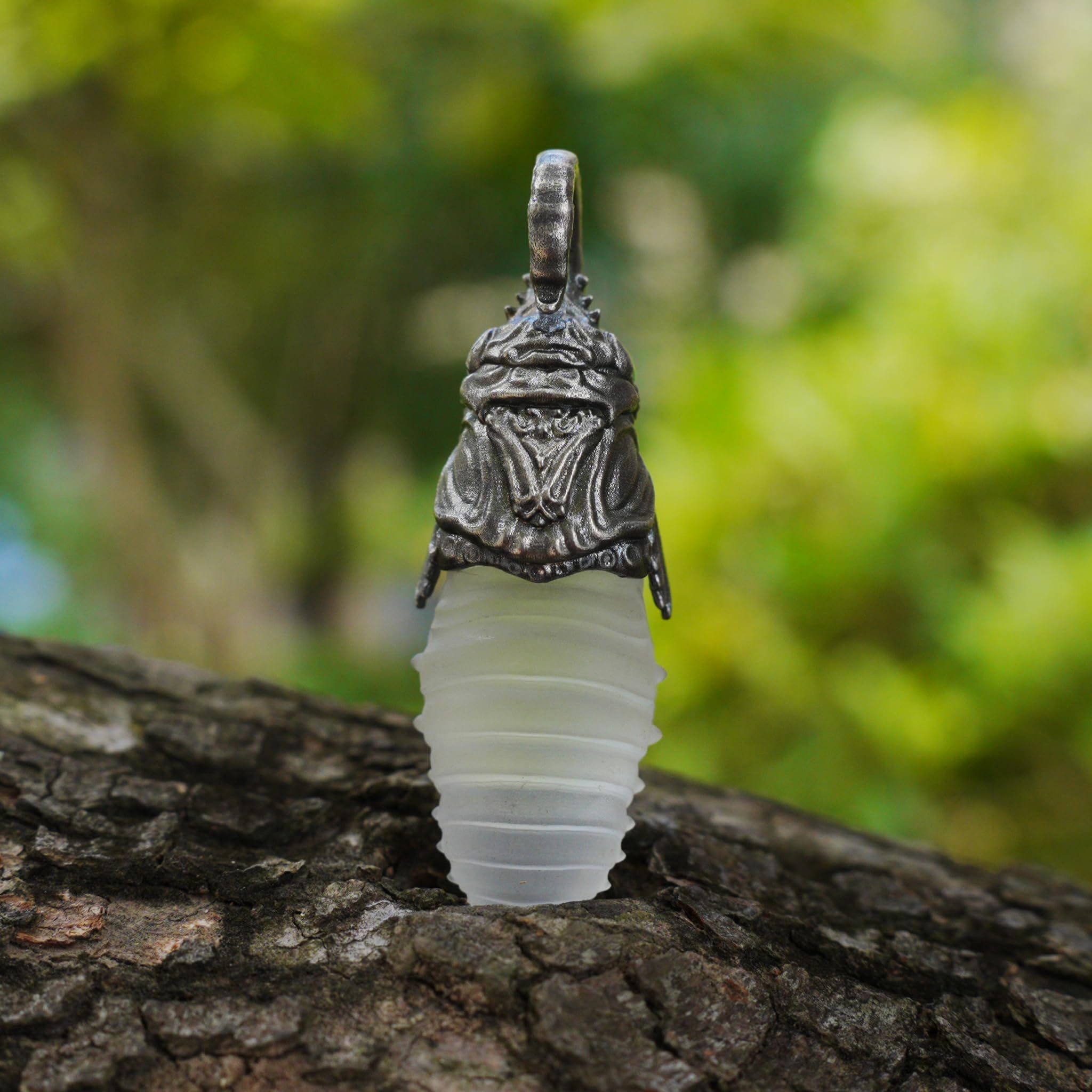 Generisch Geschnitzter Bergkristall Anhänger aus 925 Silber mit grünem Chalcedon im Gothic Totem Stil, Geschenk für sie oder spirituelle Fans