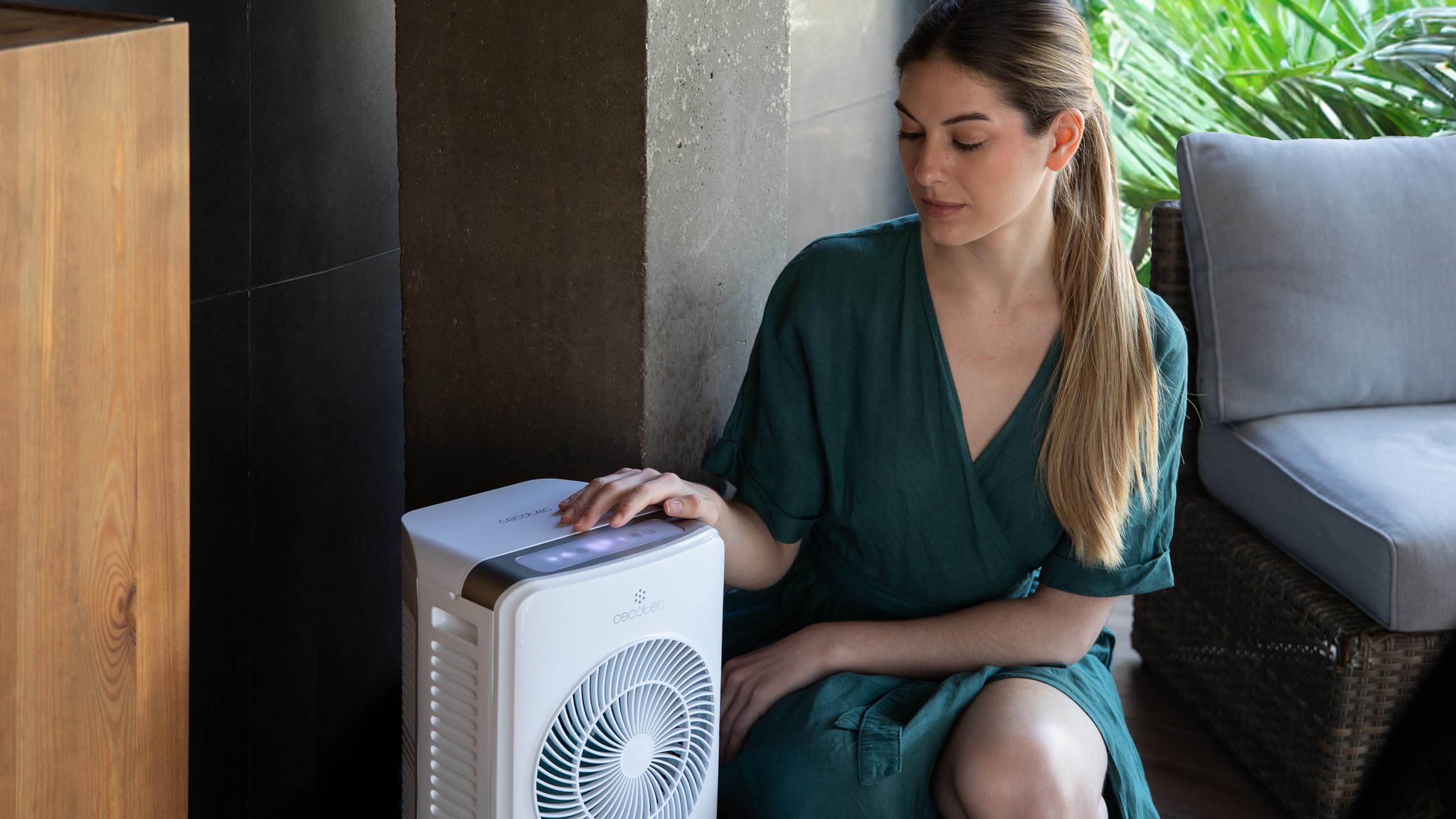 Cecotec Climatizzatore Evaporativo EnergySilence 3500 Cool Compact Smart, 65 W, Serbatoio 3,5 L, Tattile, Telecomando, 3 Velocità, 2 modalità, Oscillazione 70º, Timer 12h, Include 2 refrigeratori