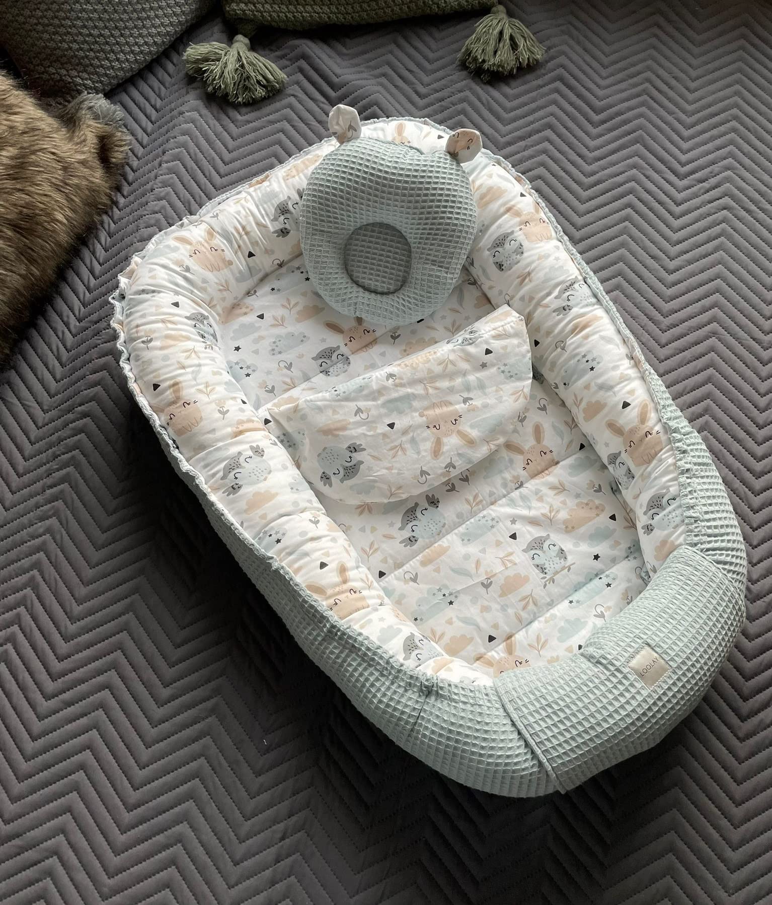 LOOLAY Minze WAFFELPIQUE/HASE Beige-Weiß Babynest Babyaustattung Neugeborene Baby Unterlage Reisebett Nestchen Solo/o. in Premium Geschenk Sets (Nestchen + MATRATZE (Ersatzboden) + Bärchen)