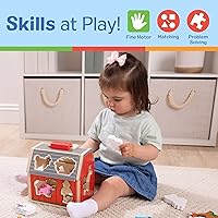 Vista 4 de Melissa & Doug Granero de juguete de madera para llevar, juego portátil de 11 piezas para niños pequeños con animales de granja y techo desplegable