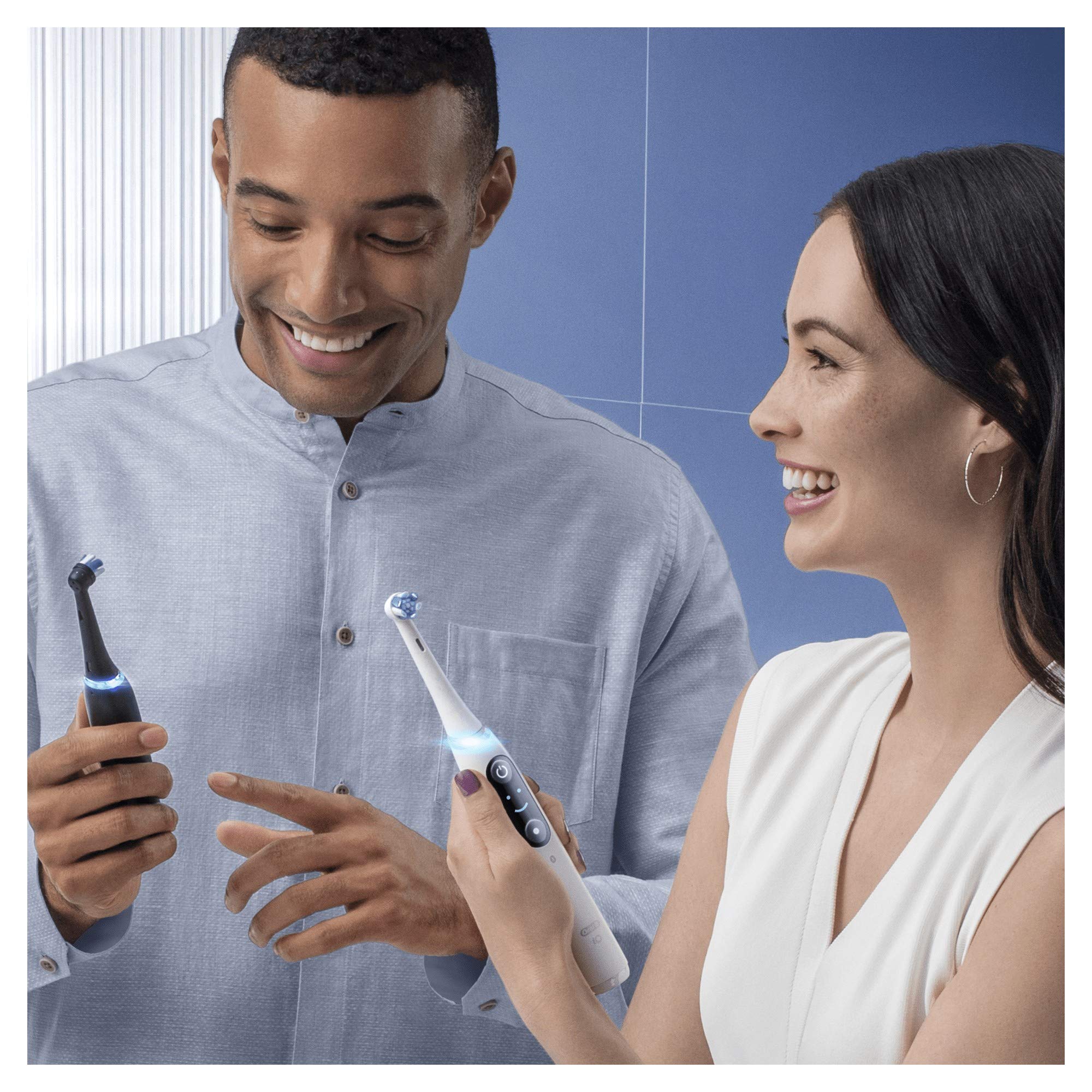 Oral-B iO 8 Cepillos de Dientes Eléctricos (Pack de 2) con Mangos Recargables, Tecnología Magnética de Braun, 2 Cabezales de Recambio, Pantalla a Color y Estuche de Viaje Premium - Blanco y Negro