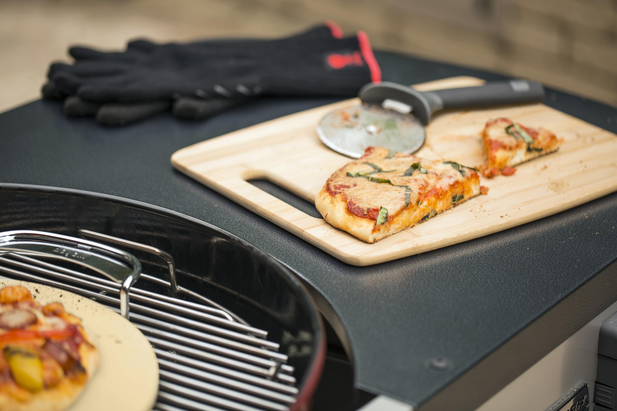 Weber Tagliapizza, con Lama Extra Grande per Basi di Pizza Spesse o Sottili, in Acciaio Inox, con Manico Ergonomico, Lavabile in Lavastoviglie - Nero/Argento (6690)