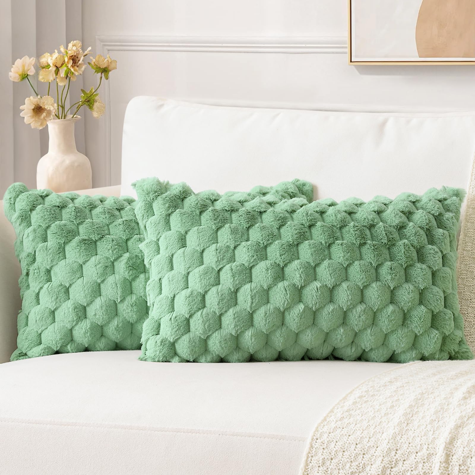 Sungeek Set of 2 Sage Green Fluffy Faux Fur Cushion Covers 30x50 cm, Soft Cozy Plush Velvet Decorative Throw Pillow Covers 12x20 Inch Lumbar Pillowcases for Sofa Couch Bed Living Room