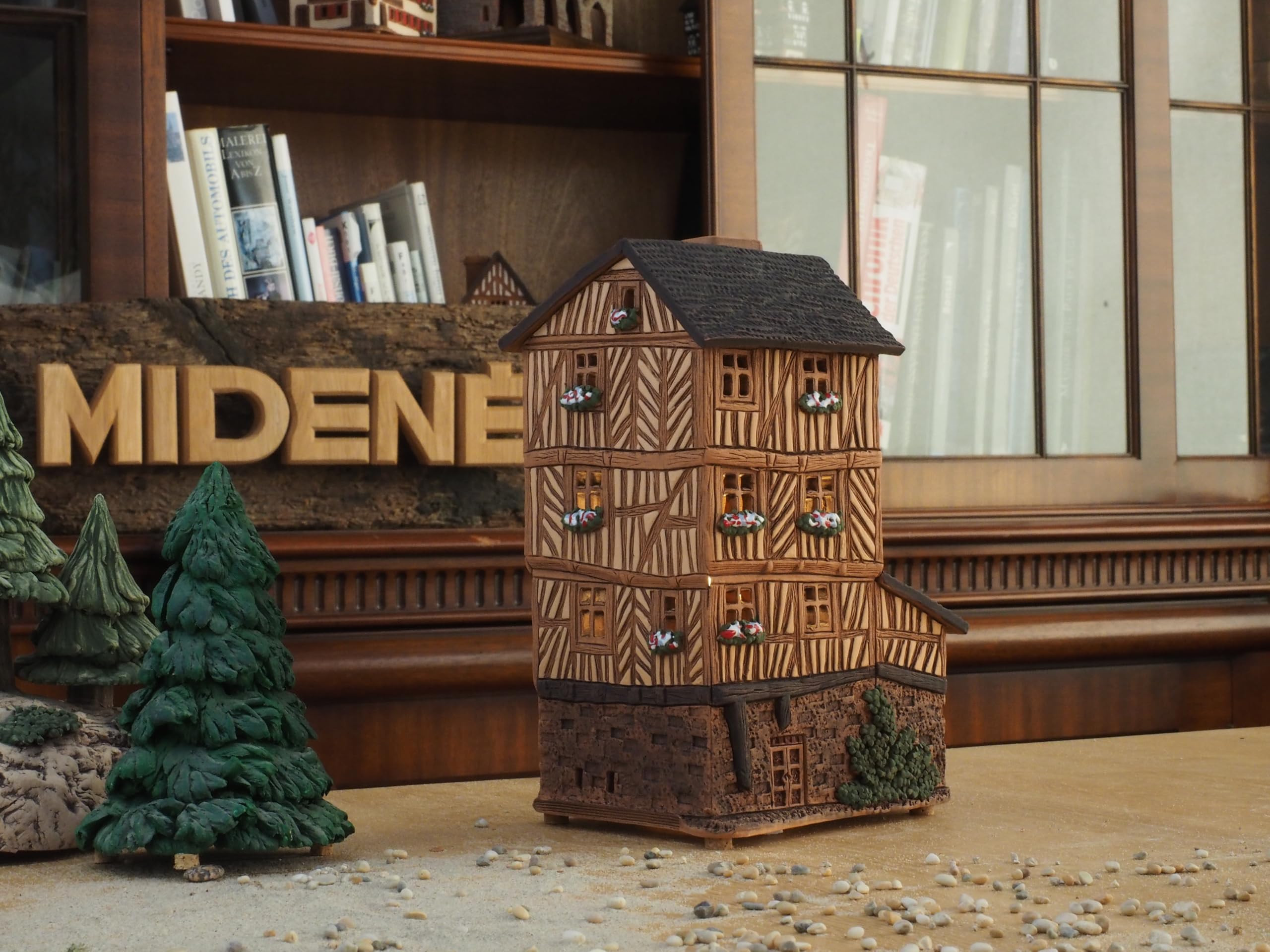 Ceramiczny domek na podgrzewacze, rękodzieło, miniaturka artystyczna, stary historyczny dom w Rennes, Bretania, Francja, C303AR
