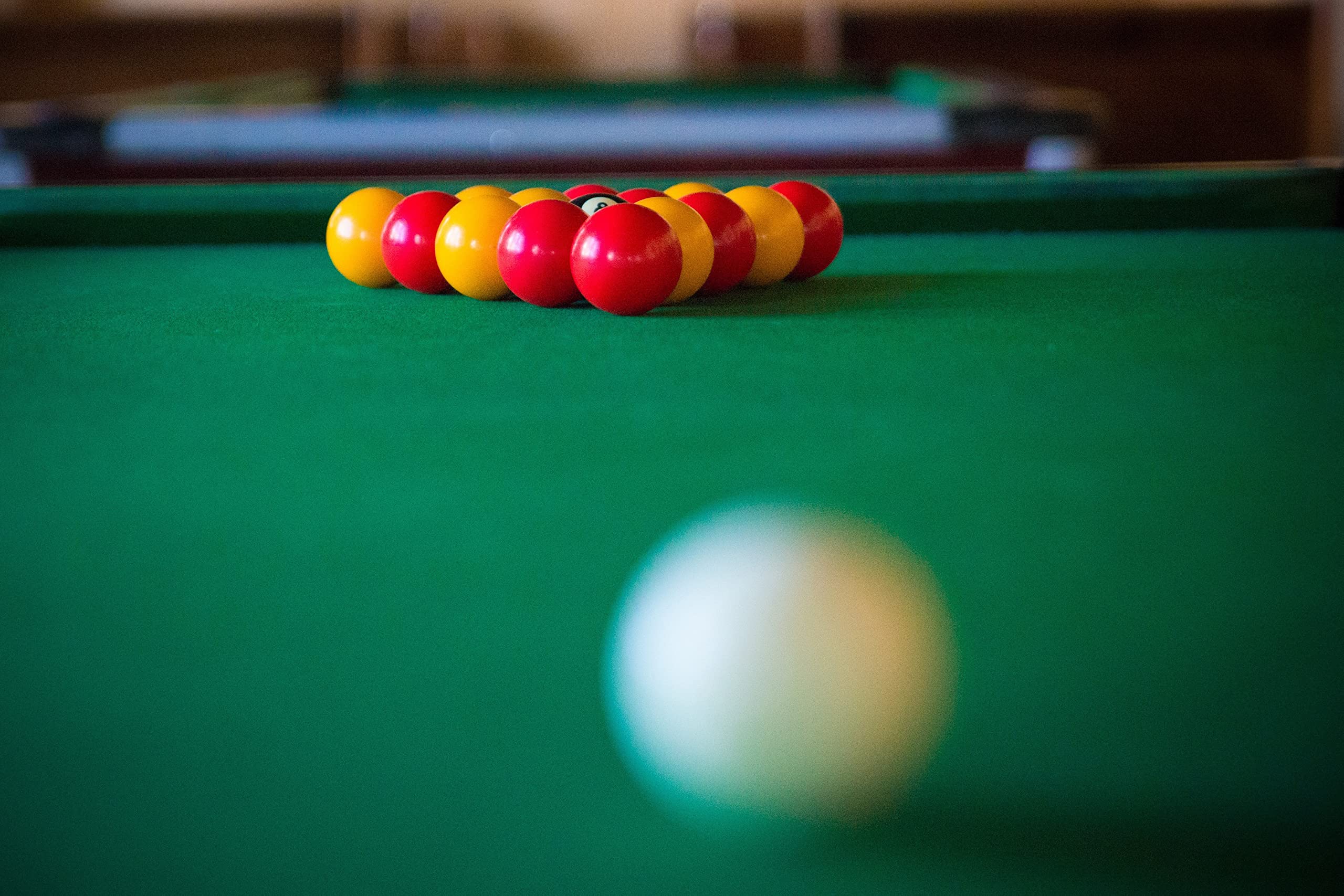 AlphaK Boules de Billard Officiels de Jeu Anglais – Set de 16 Billes Jaune et Rouge de Taille réglementaire 50.8mm + 2 craies Bleues – Accessoires Professionnels de Snooker 5,1cm