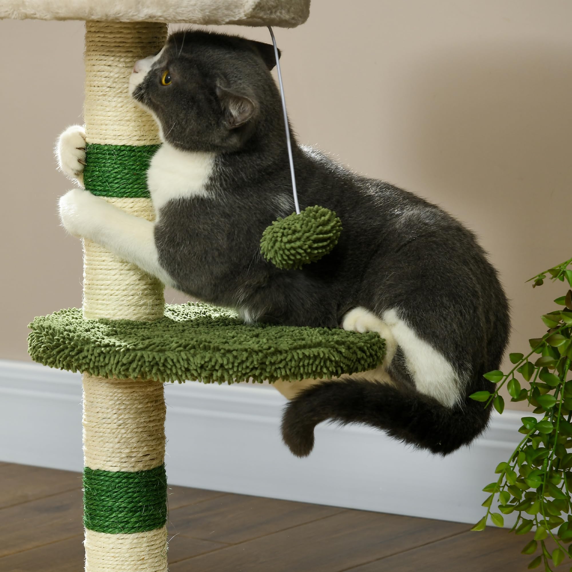 PawHut Arbre à Chat griffoir avec lit 2 balles Vert & Blanc | Plateforme, poteau en sisal, gym pour chat, revêtement chenille & peluche