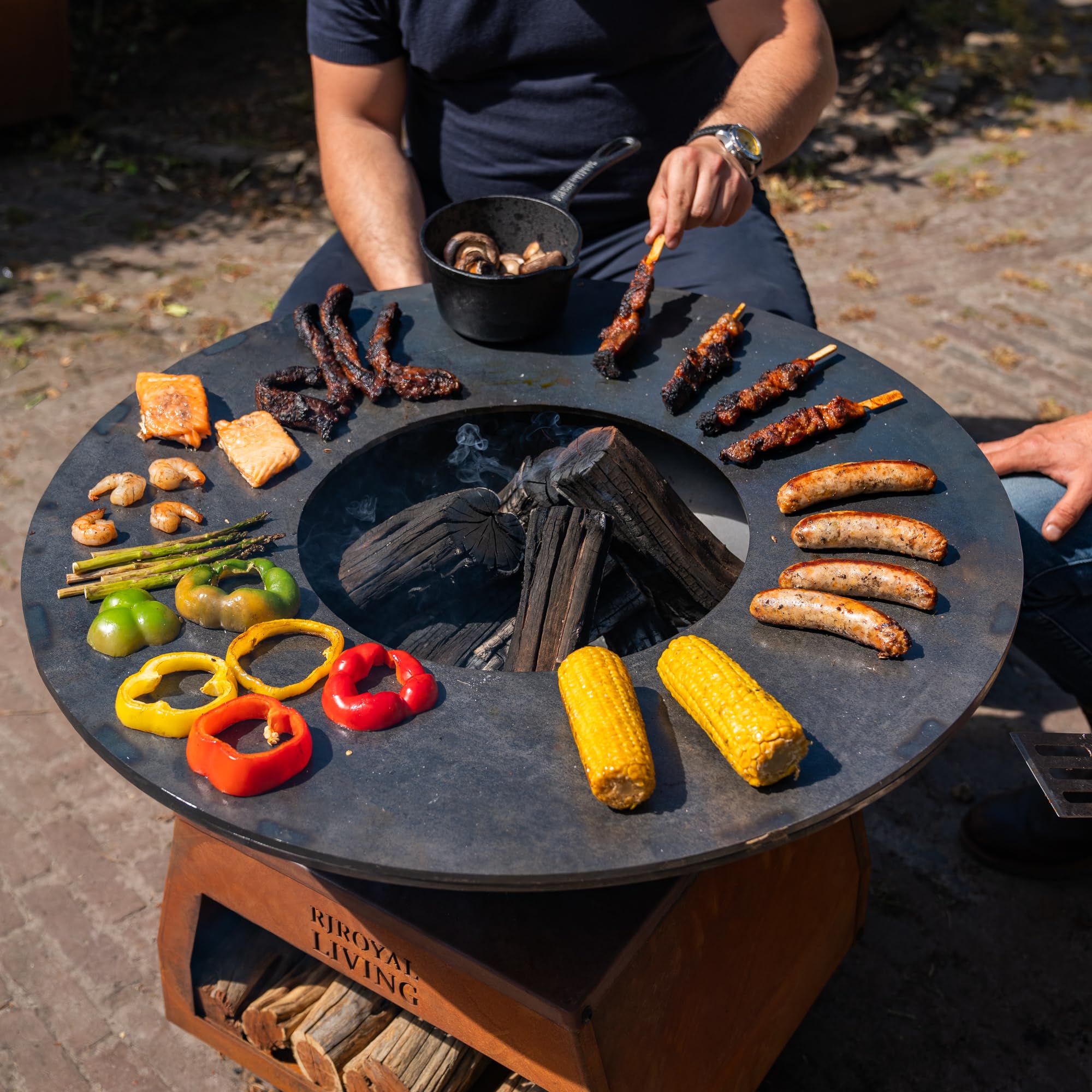 BBQ Plancha Grill Brasero, Braciere Rotondo, Acciaio Corten, 80x80x68cm, Con piastra di cottura, Con Ruote e Contenitore Legna, 53KG